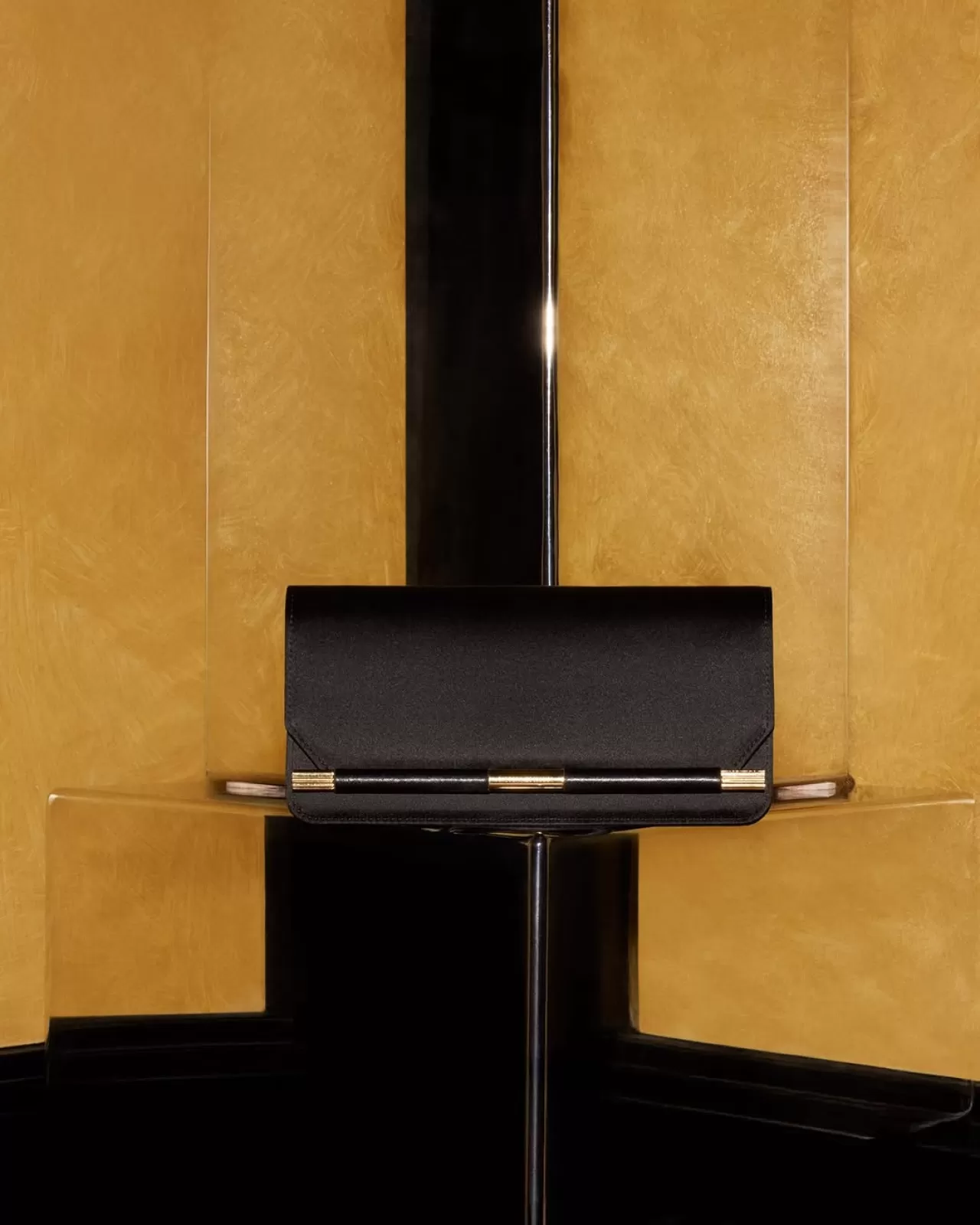 Victoria Beckham, Yeni '202 Clutch' Çantasını Piyasaya Süreceğini Duyurdu