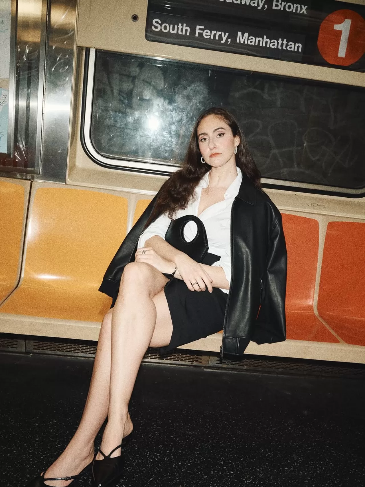 Theory Magazine'nin Yeni Kapağında Cat Cohen Yer Alıyor