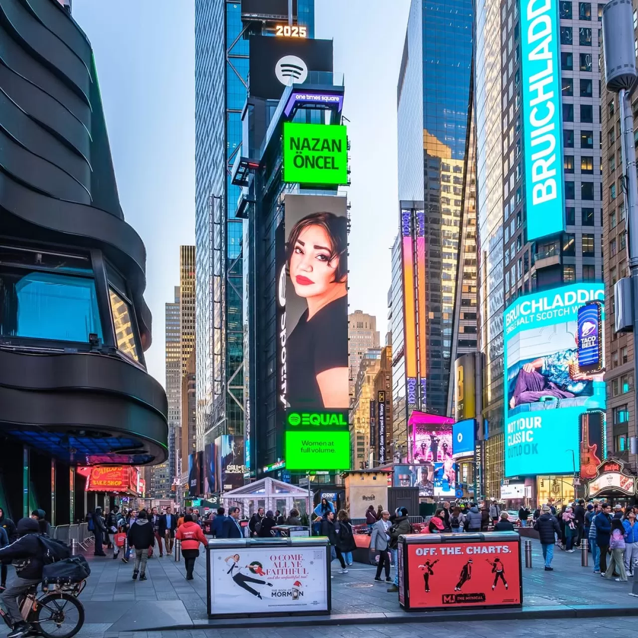 Nazan Öncel, EQUAL Türkiye Kasım Ayı Elçisi Olarak Times Meydanı'nda
