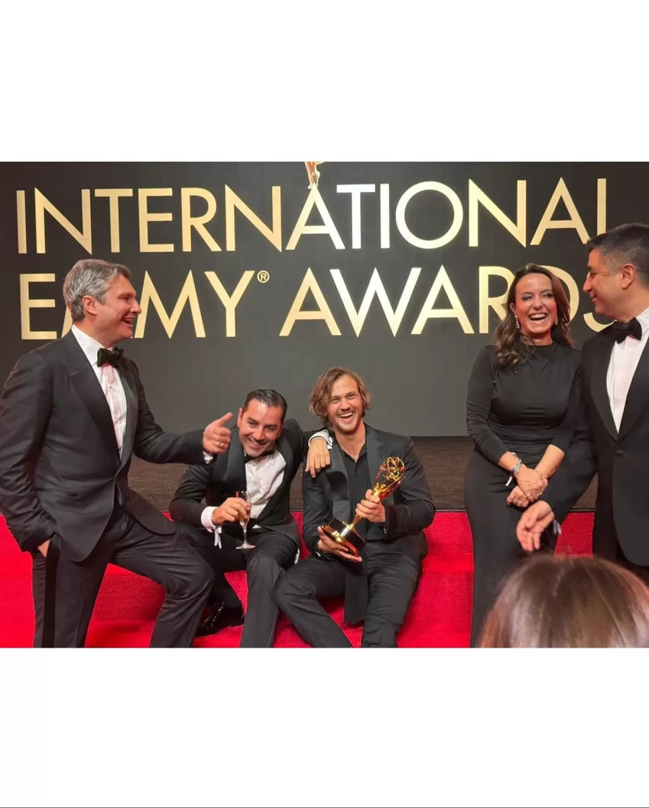 Aras Bulut İynemli, Uluslararası Emmy Ödülü'nü Ekibi Adına Aldı