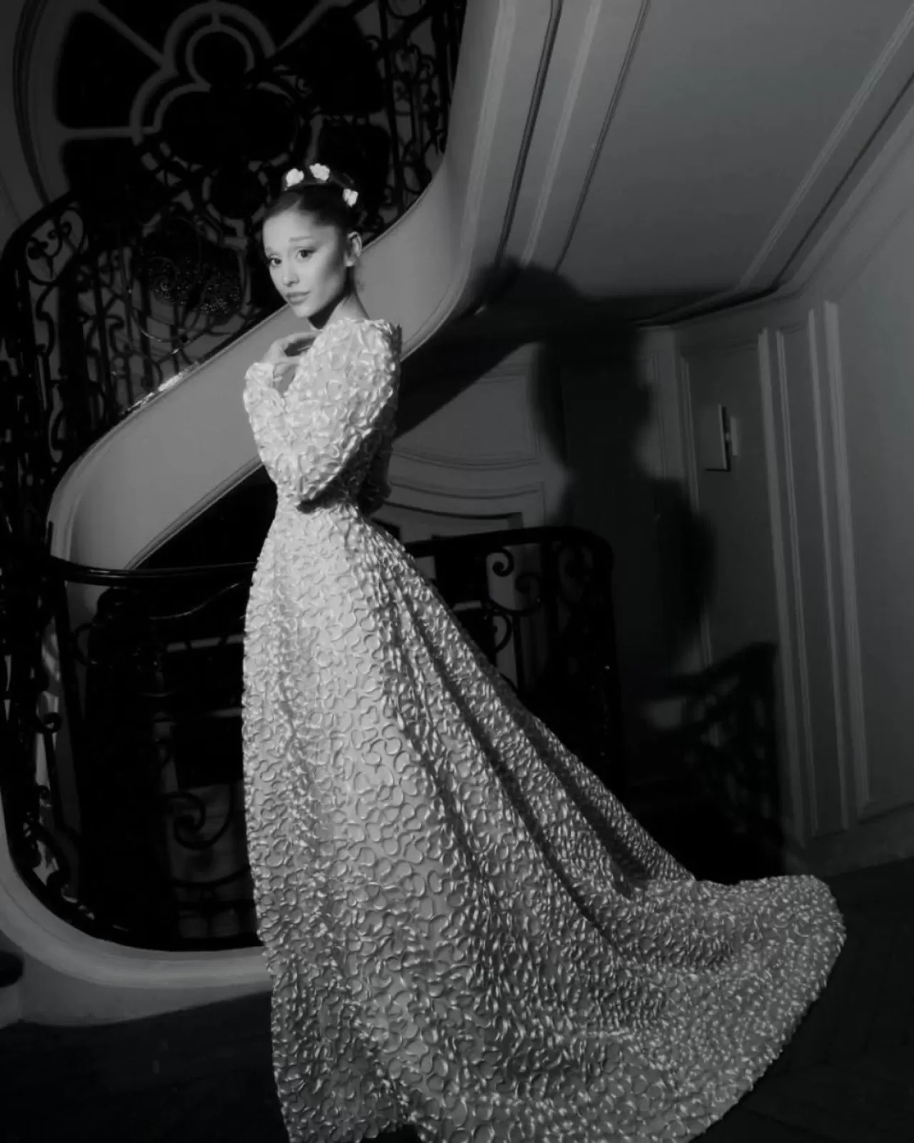 Ariana Grande, 'Sihirli Oz Ülkesi' Karakteri Glinda'ya Özel Bir Tasarımla Saygı Duruyorunda Bulundu