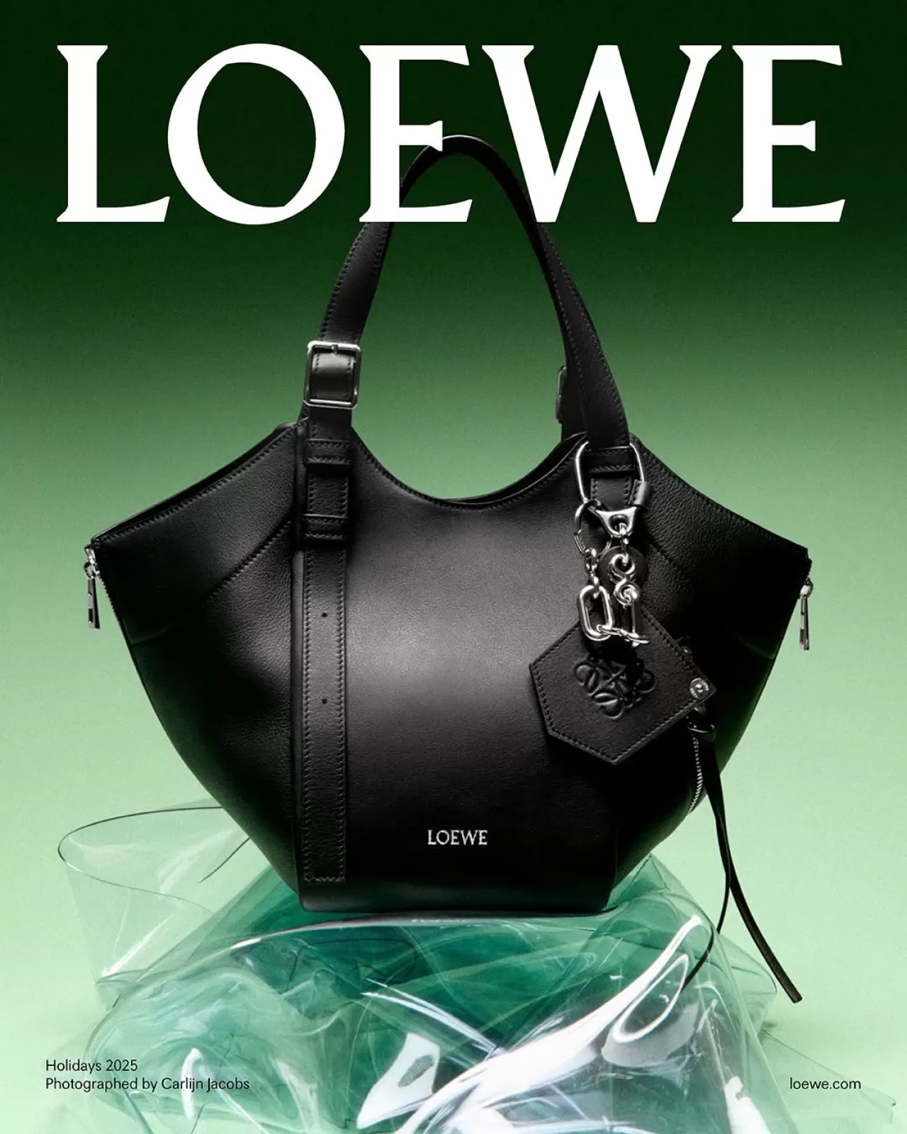 LOEWE, Yeni Panta Çanta Koleksiyonu ve İkonik Aksesuarlarıyla Hediye Sezonunu Karşılıyor