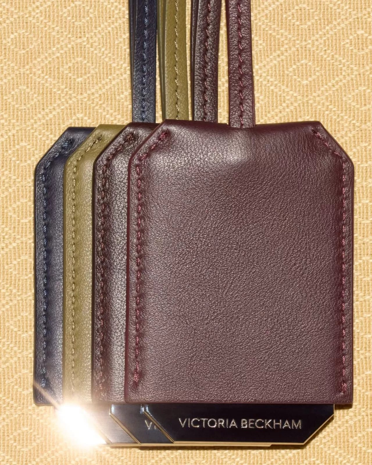 Victoria Beckham'ın 'Mirror Charms' Koleksiyonu Çevrimiçi ve Dover Street'te Satışa Sunuldu