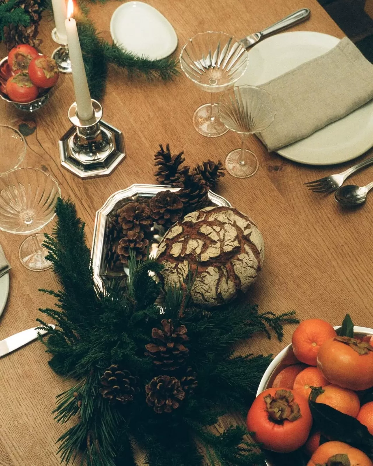 Vogue, 2025 Sezonu İçin Paris ve Minneapolis'ten İki Farklı Yılbaşı Sofrasını Mercek Altına Aldı