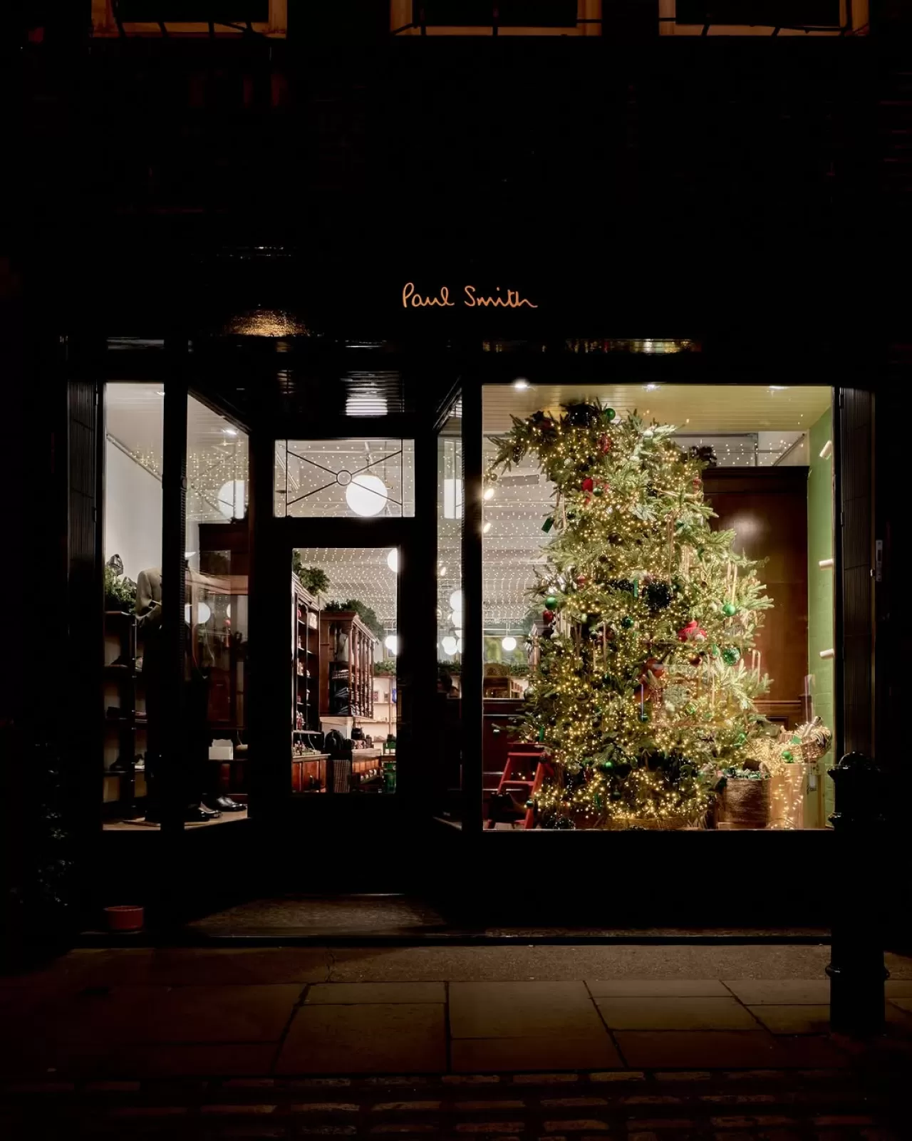 Londra'nın Kalbinde Bir Noel Cazibesi: Floral Street Işıl Işıl Parlıyor