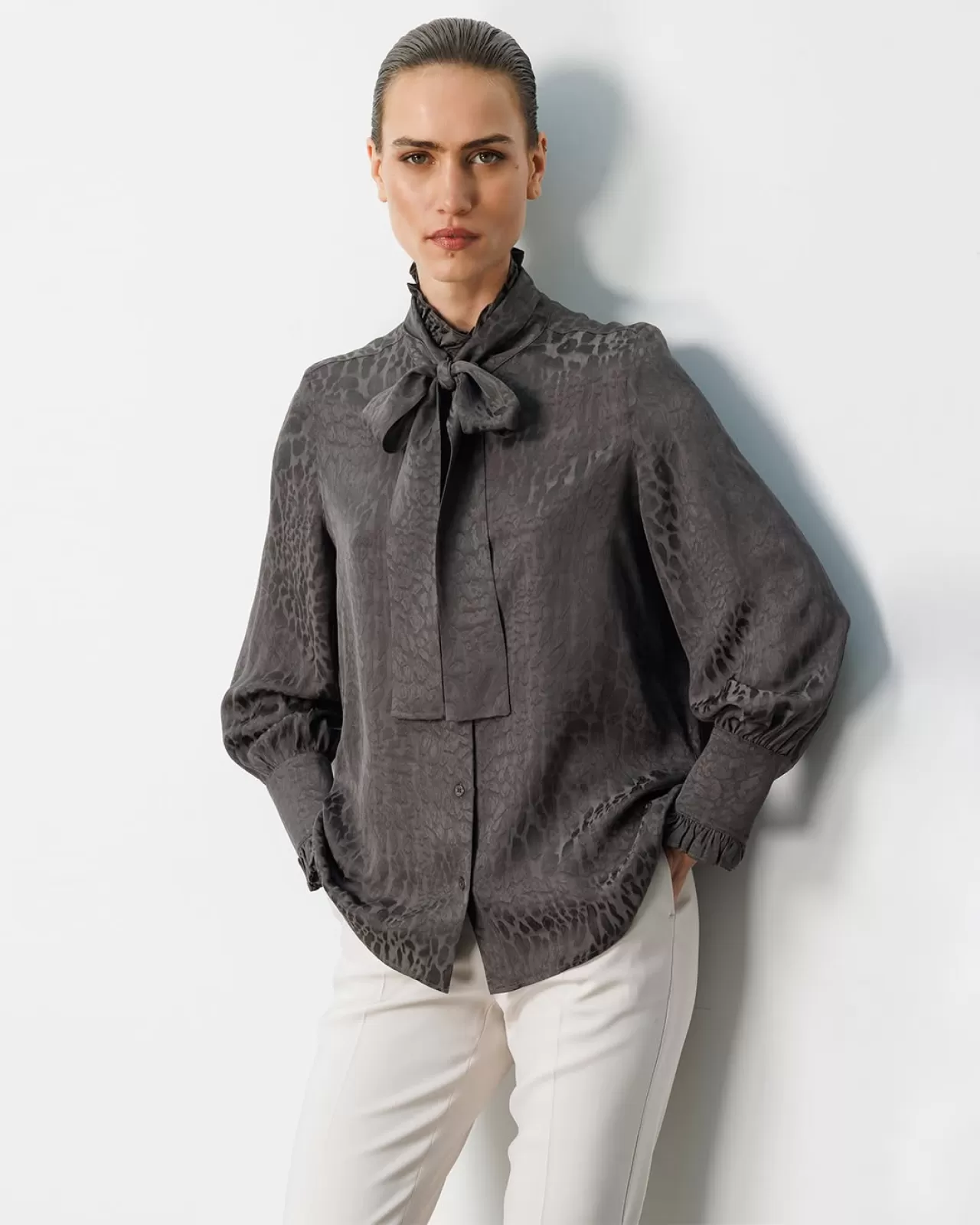 Tüzün Giyim'den Fular Detaylı Jakarlı Bluz