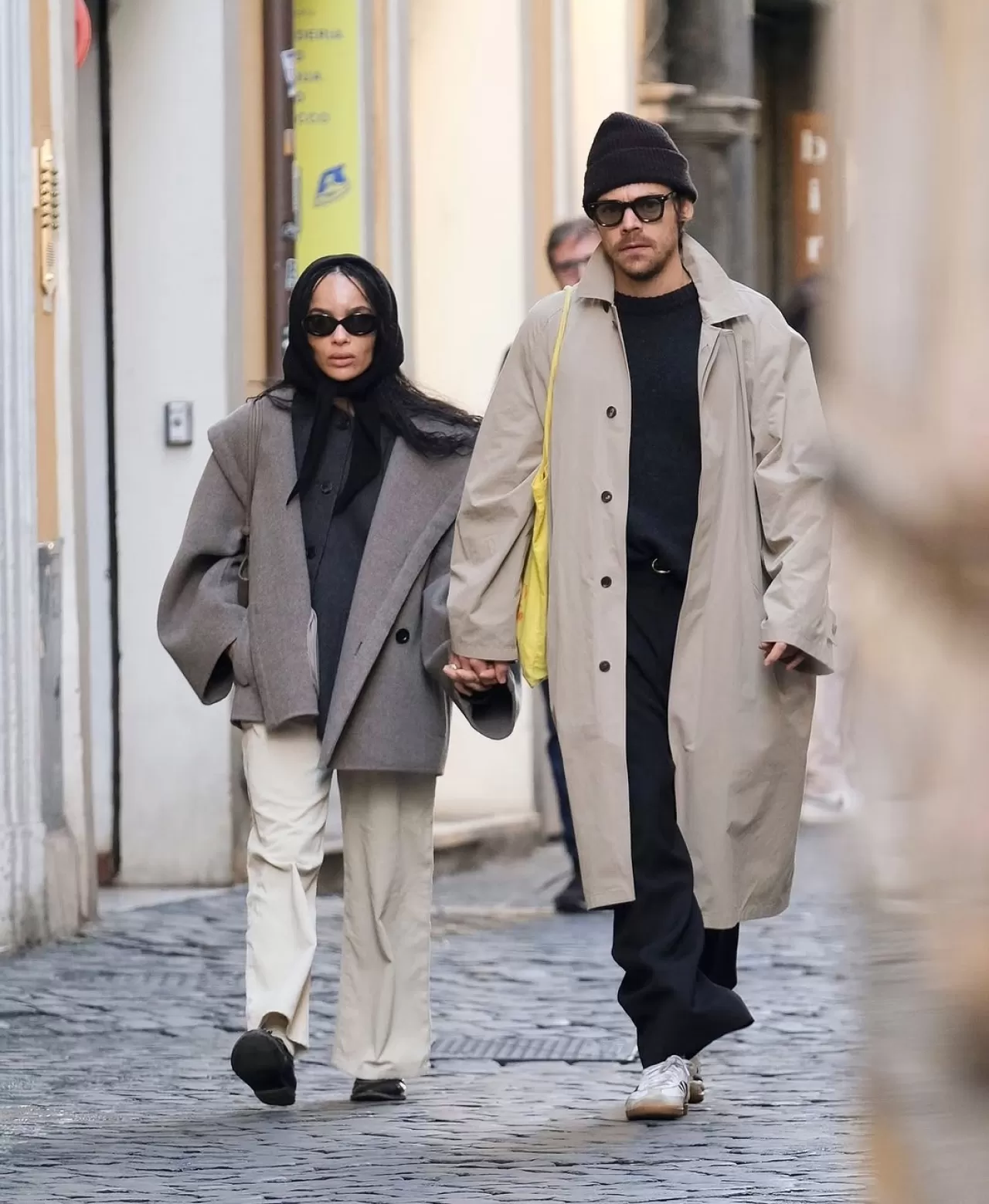 Zoë Kravitz ve Harry Styles, Roma'da Minimalist Tarzlarıyla Dikkat Çekti