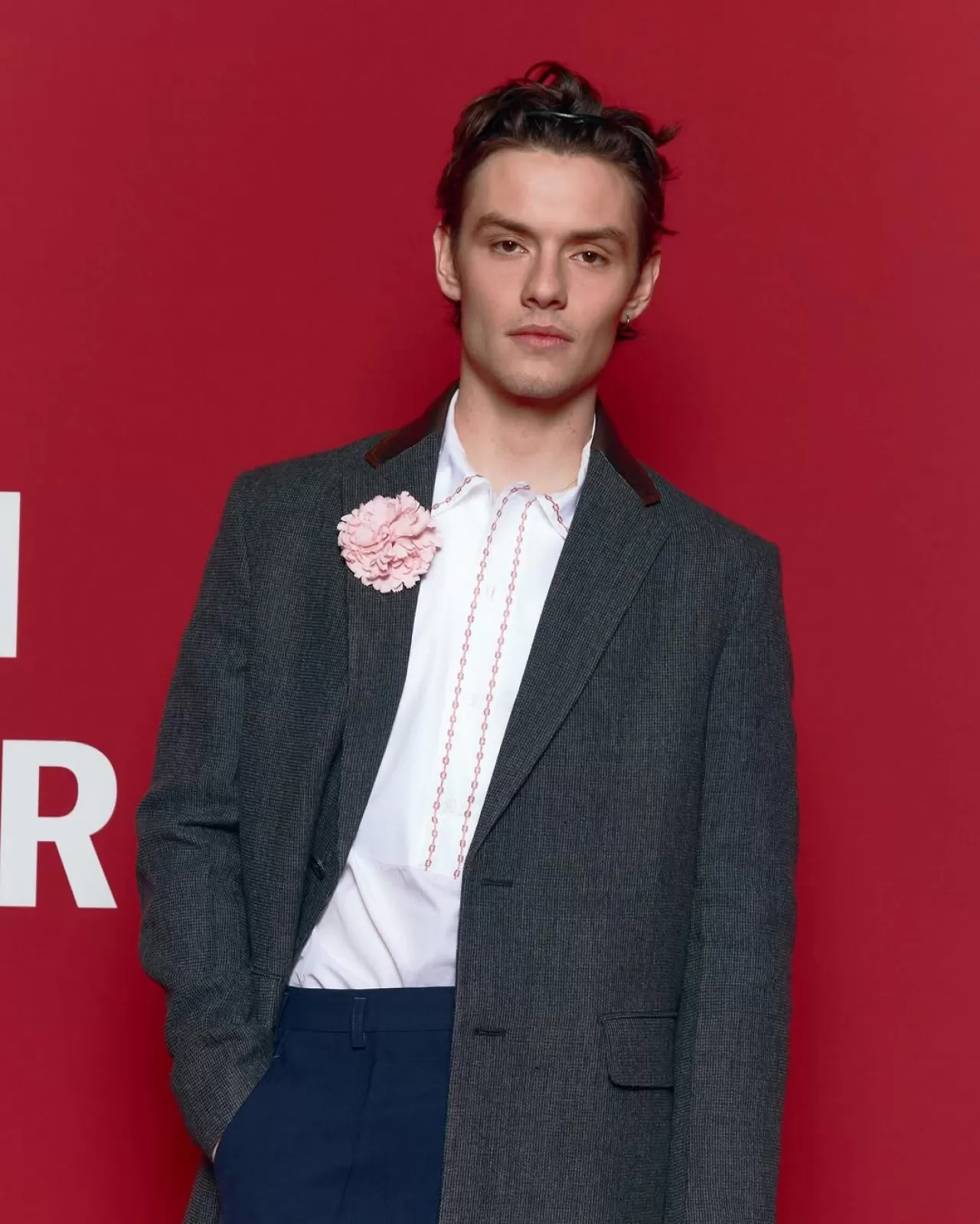 Louis Partridge, GQ Men of The Year 2025'te Bahar Temalı Broş ile Dikkat Çekti