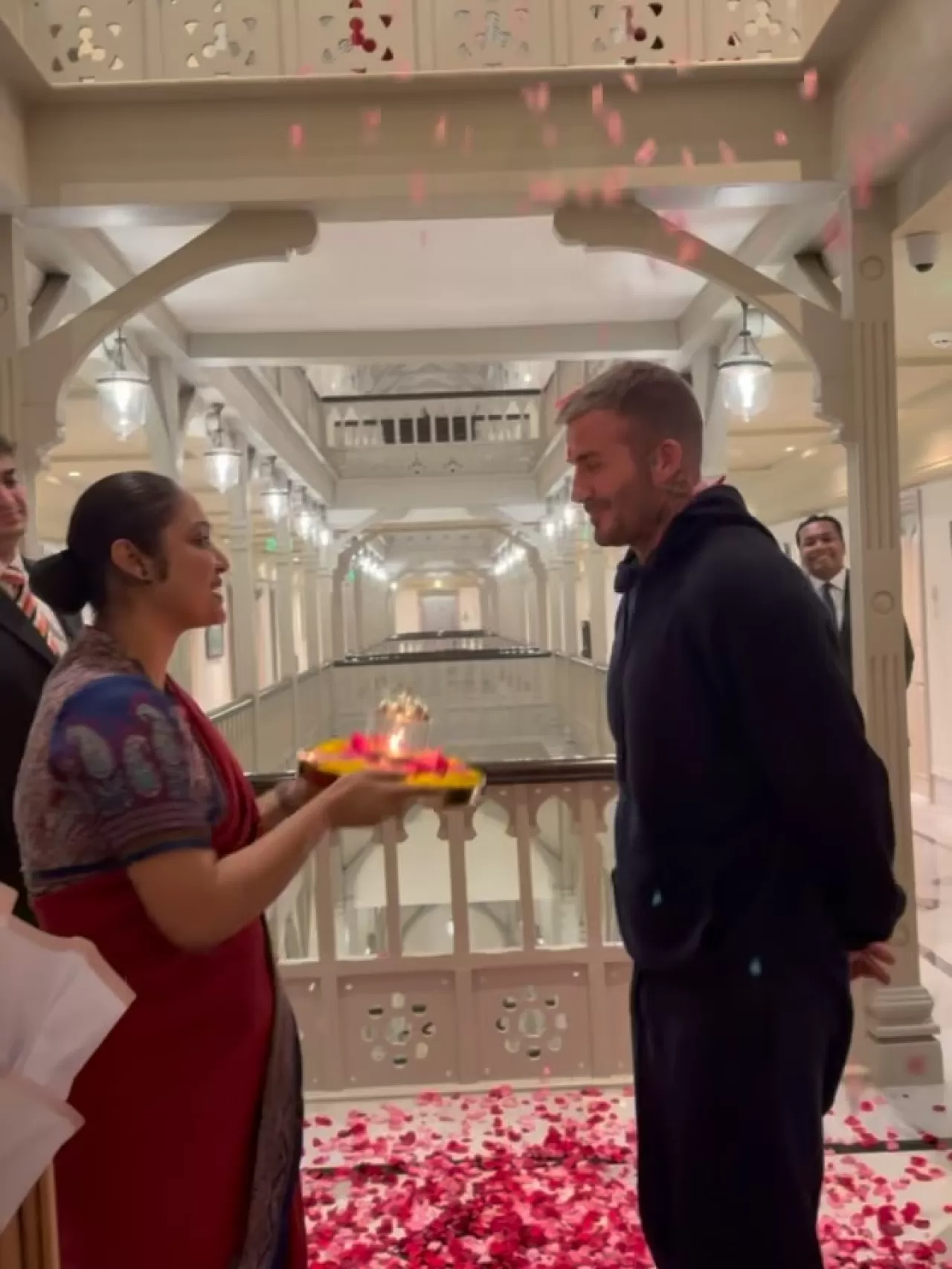 David Beckham Mumbai Ziyaretinde Geleneksel Karşılamayla Ağırlandı