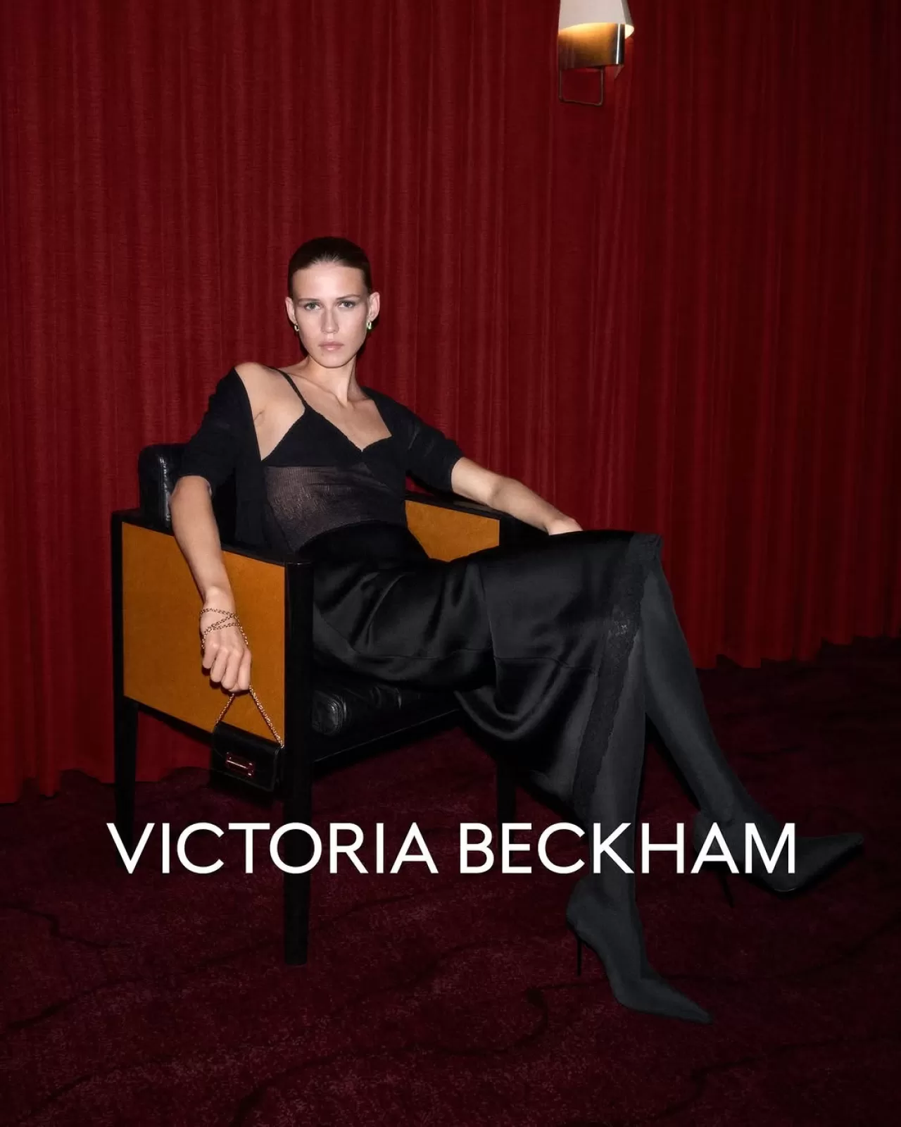 Victoria Beckham'dan Zamansız Silüetler: Gündüzden Geceye Klasik Siyah