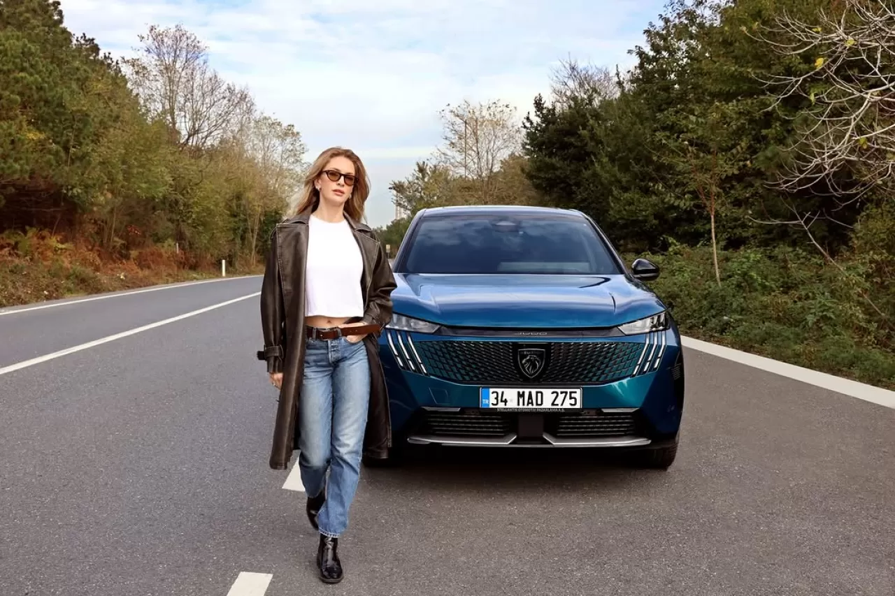 Yasemin Kay Allen, Yeni Peugeot 3008 ile Güçlü ve Özgür Stilini Paylaştı