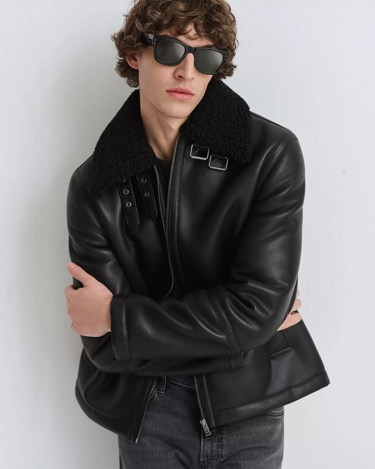 Mavi, Kürk Detaylı Siyah Süni Deri Ceket ile Kış Kombinlerine Yön Veriyor