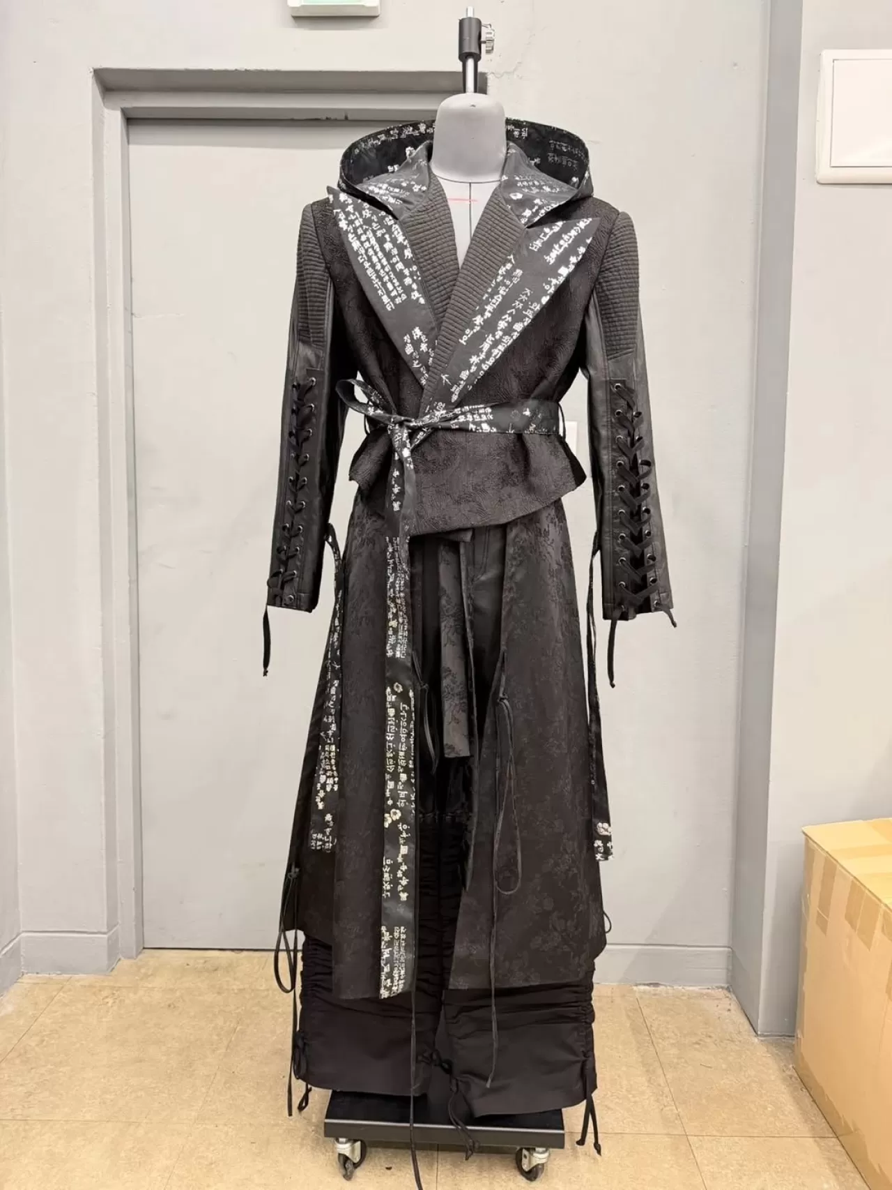 Stray Kids, 'Divine' Müzik Videosunda Özel Tasarım Kıyafetlerle Sahne Alıyor