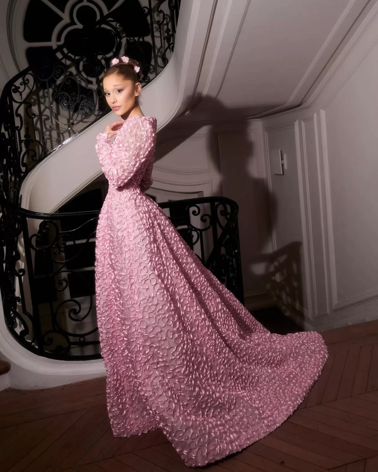 Ariana Grande, Tarihi Bir Givenchy Elbisesi ile Basın Turunda