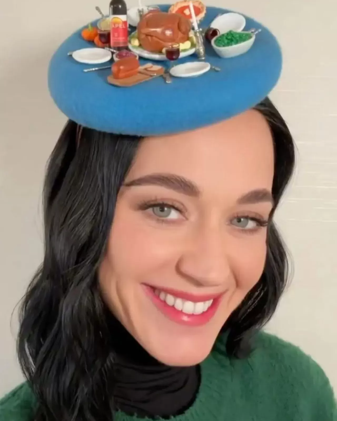 Katy Perry, Şükran Günü'ne Mini Tür Şapkası ile Damga Vurdu