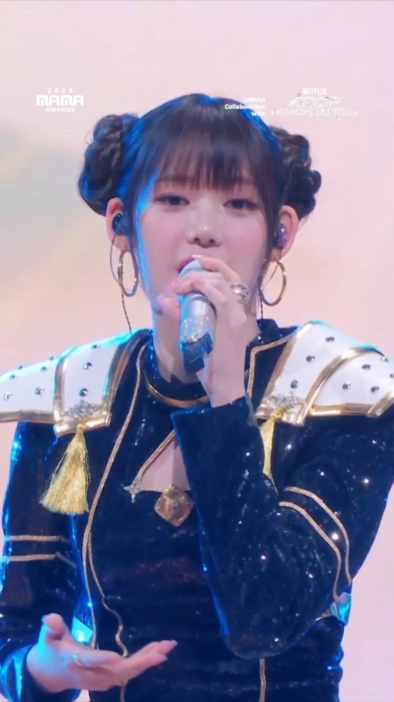 BABYMONSTER Üyeleri Pharita, Ahyeon ve Rora, 2025 MAMA Ödüllerinde