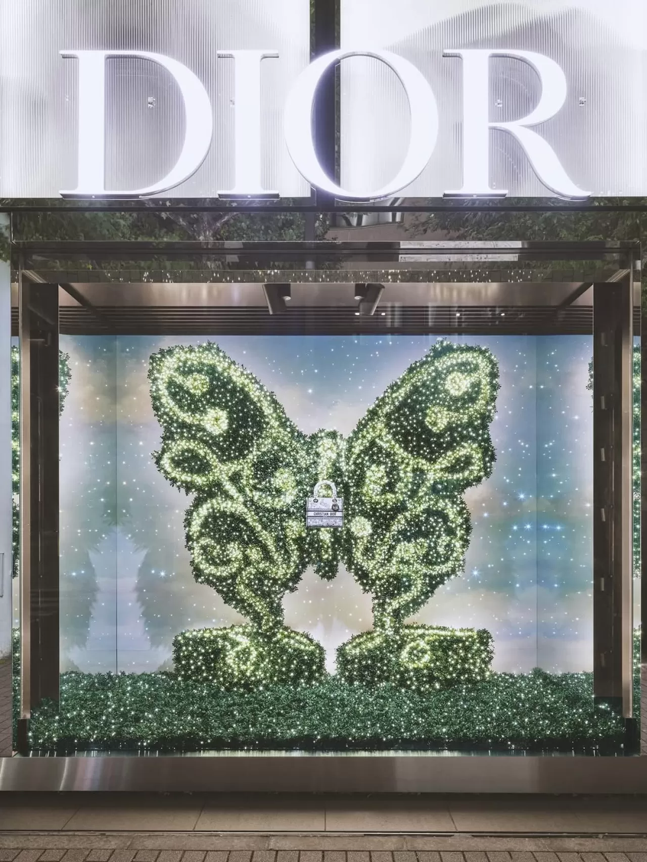 Dior, Tokyo'nun İki Önemli Noktasında Kış Temalı Vitrinlerini Sergiliyor