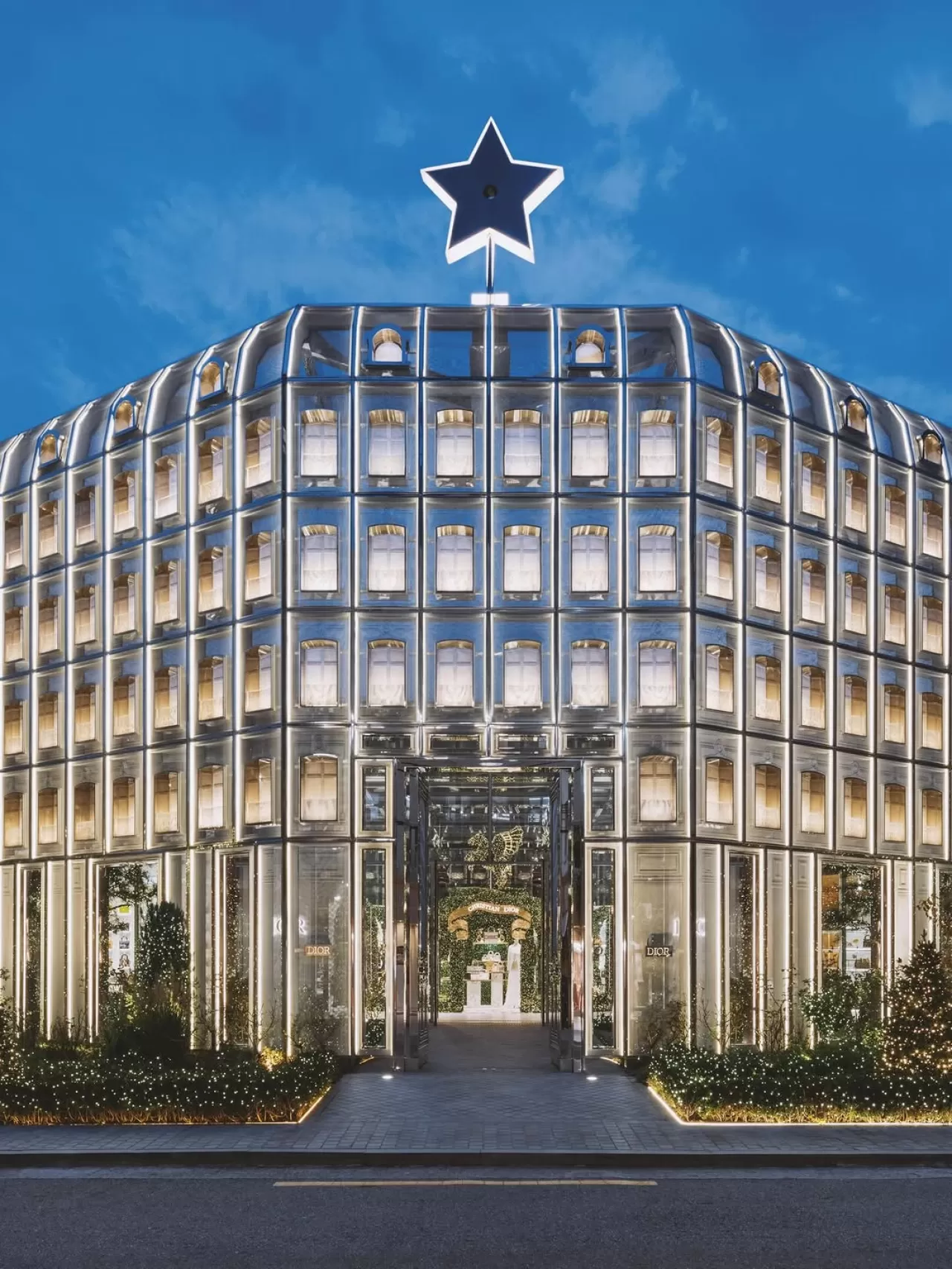 Dior, Seul ve Bangkok'daki Mağazalarını Yılbaşı Temasıyla Donattı