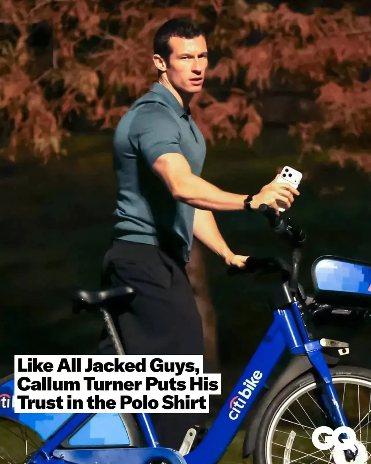 Callum Turner, Film Setinde Kaslı Vücut Tipine Uygun Polo Yaka Stilini Sergiledi