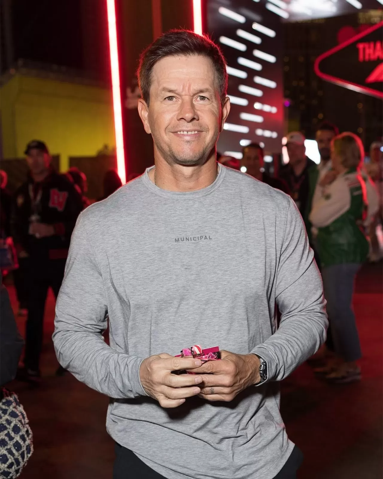 Mark Wahlberg'in Gündelik Tarzı: Timex Dijital Saat ile Sade Stil