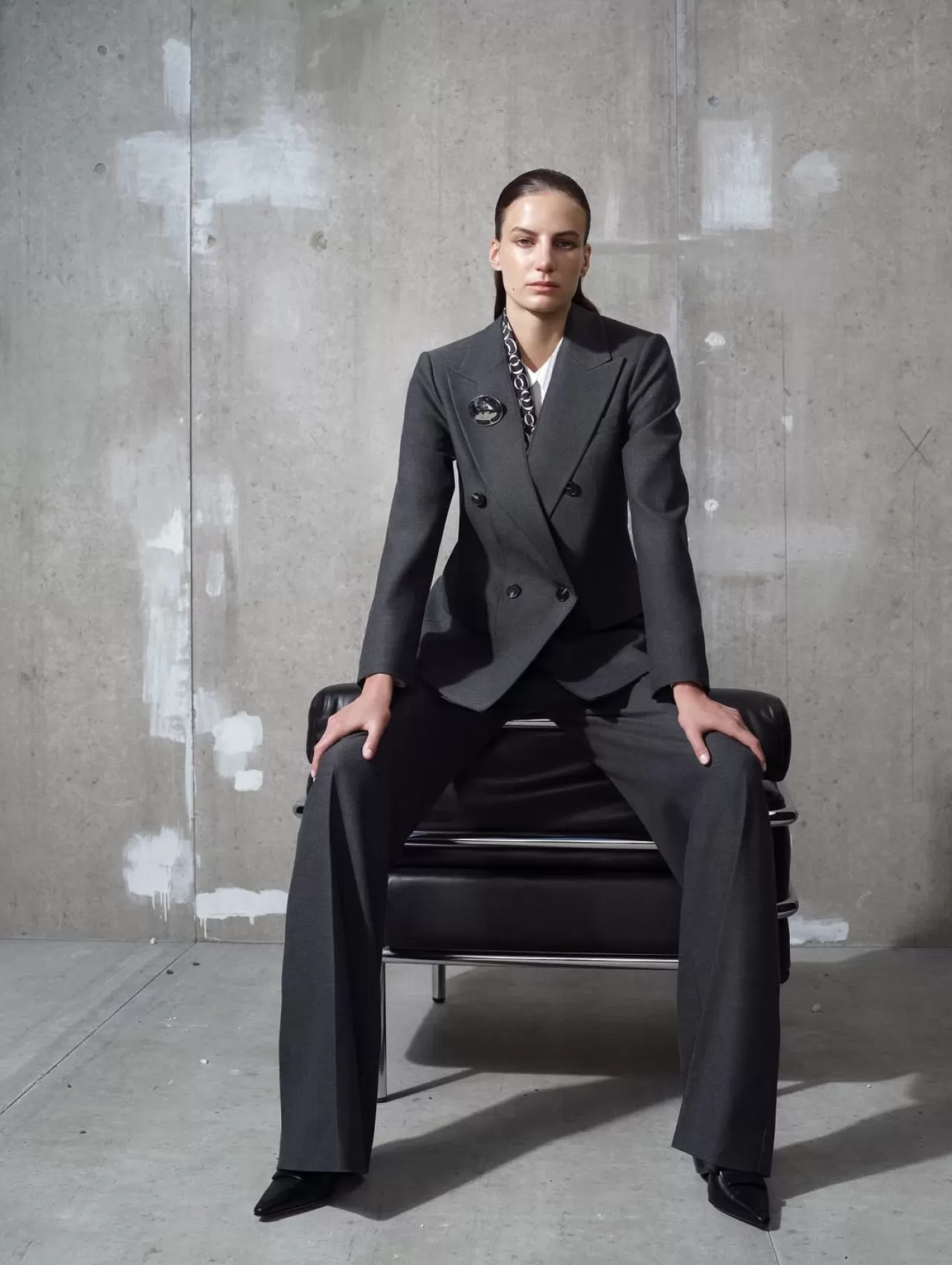 İpekyol, FW25/26 Koleksiyonu ile Keskin Hatları ve Güçlü Duruşu Öne Çıkarıyor