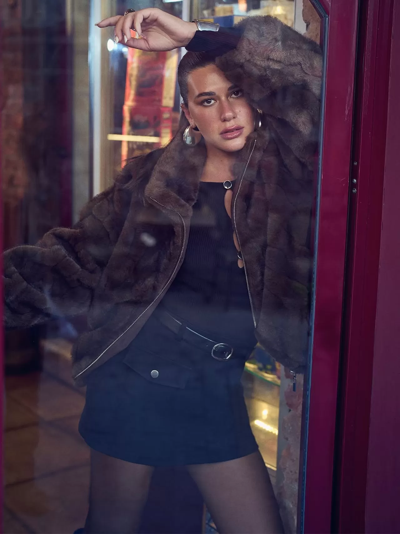 Koton ve Sibil Çetinkaya İş Birliği ile Kahverengi Suni Kürk Trendi Öne Çıkıyor