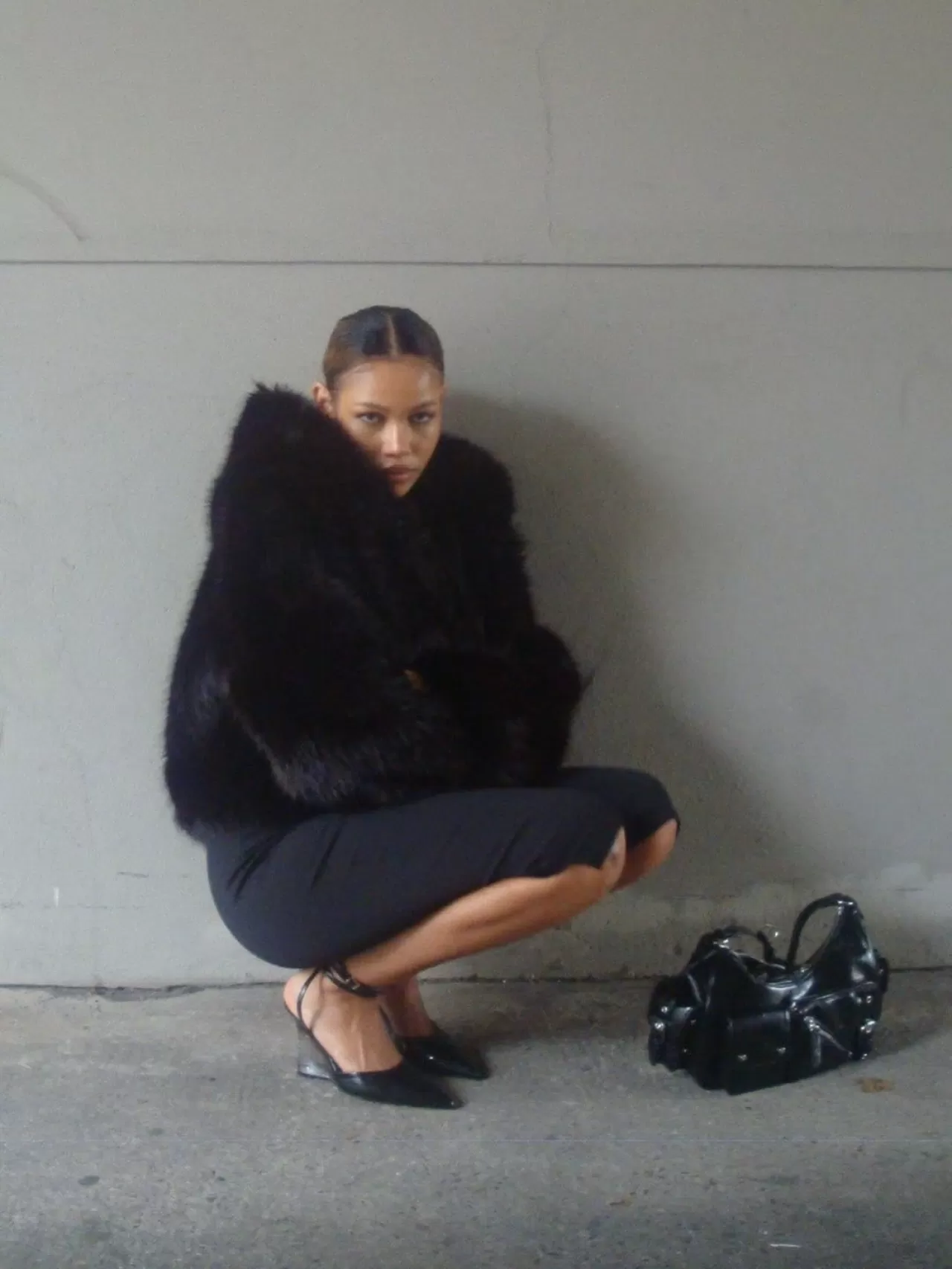 BERSHKA'nın Siyah Kürk Ceket Tasarımı Moda Gündeminde