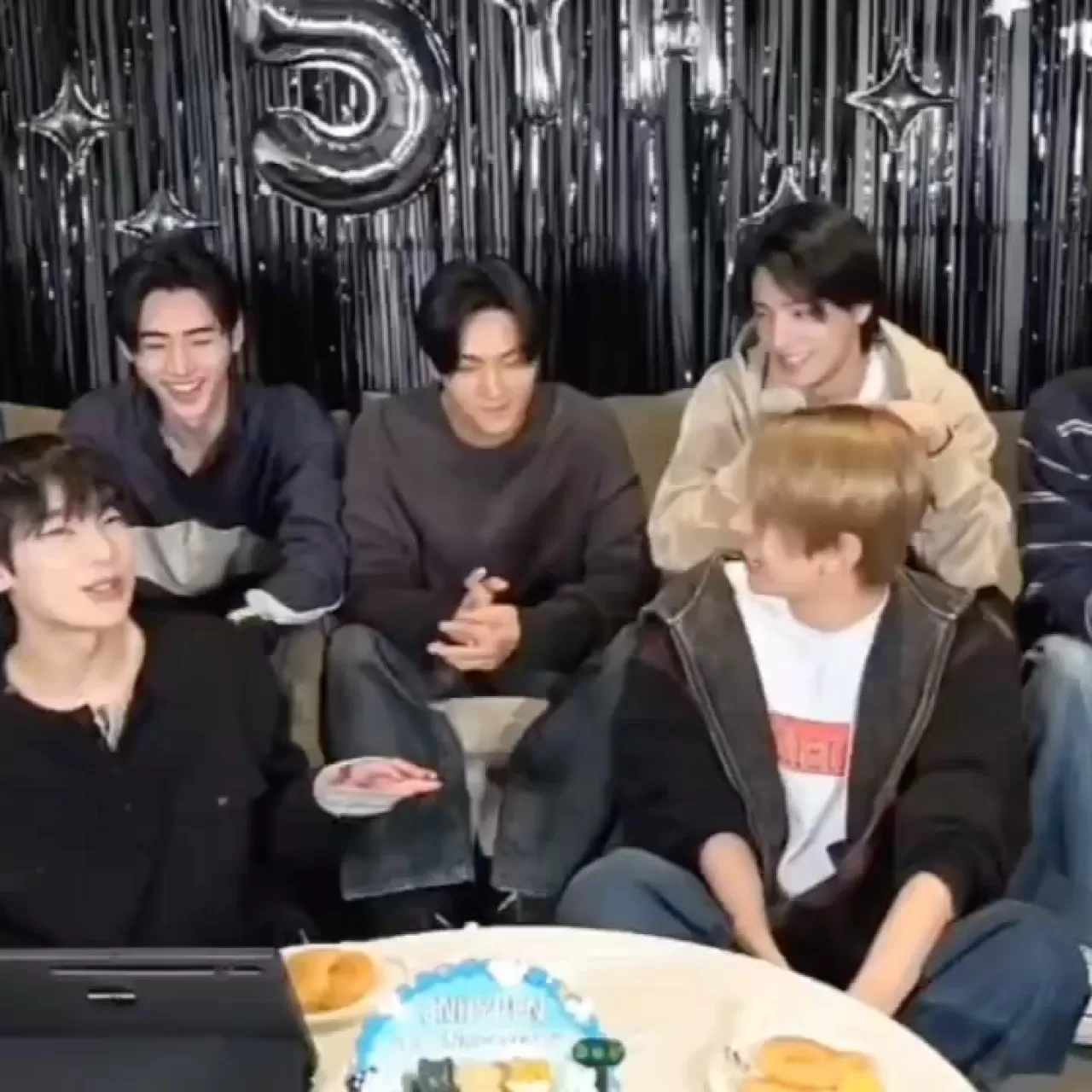 ENHYPEN Üyeleri, Çekim Sırasında Kavgalarını Bırakıp Poz Verdi