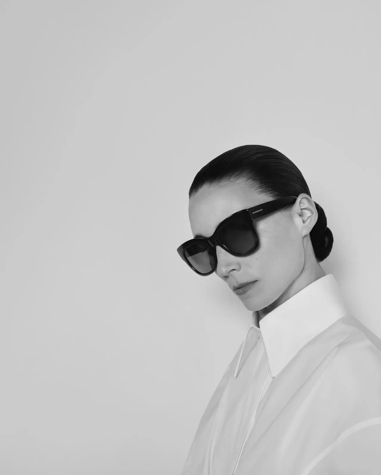 Rooney Mara, Givenchy'nin Bahar 2026 Koleksiyonundan Parçalarla Yeni Bir Kampanyada Yer Alıyor