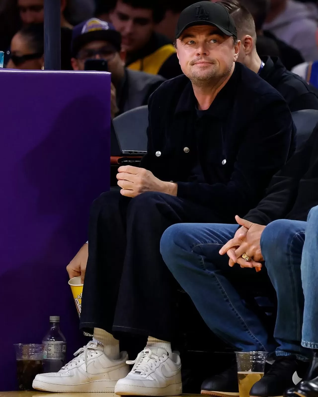 Leonardo DiCaprio, Klasik Beyaz Spor Ayakkabı Trendini Sürdürüyor
