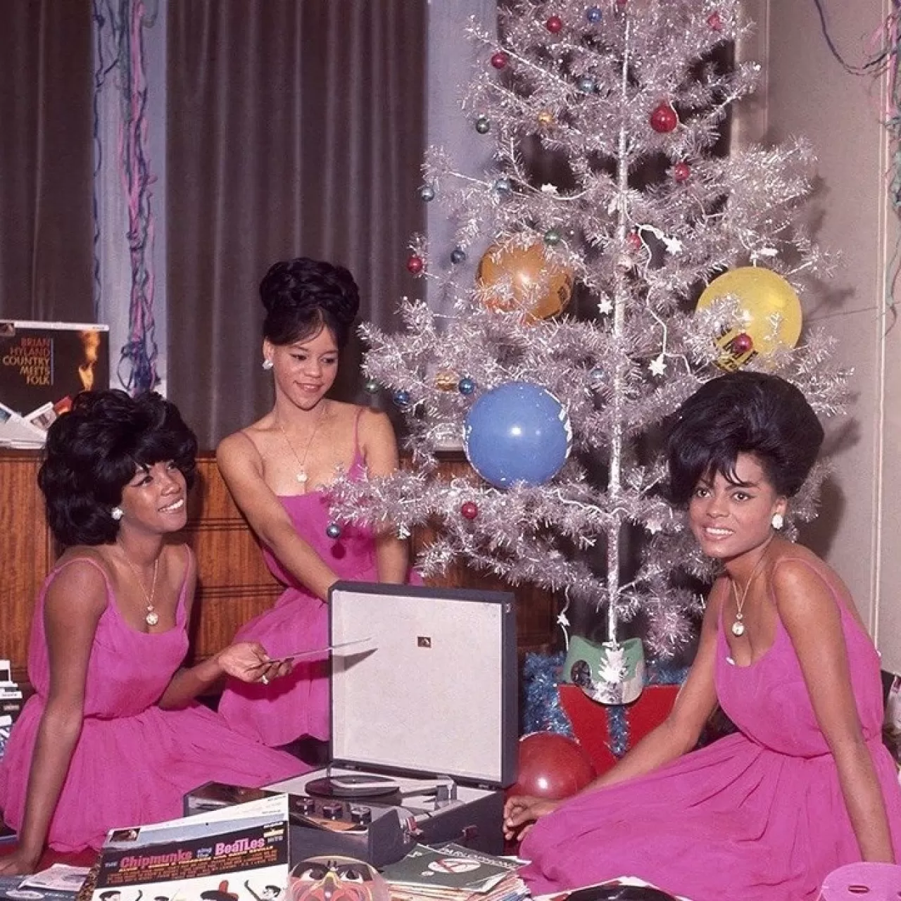 Pat McGrath Labs, The Supremes' 1964 Tatil Temalı Görünümlerinden İlham Alıyor
