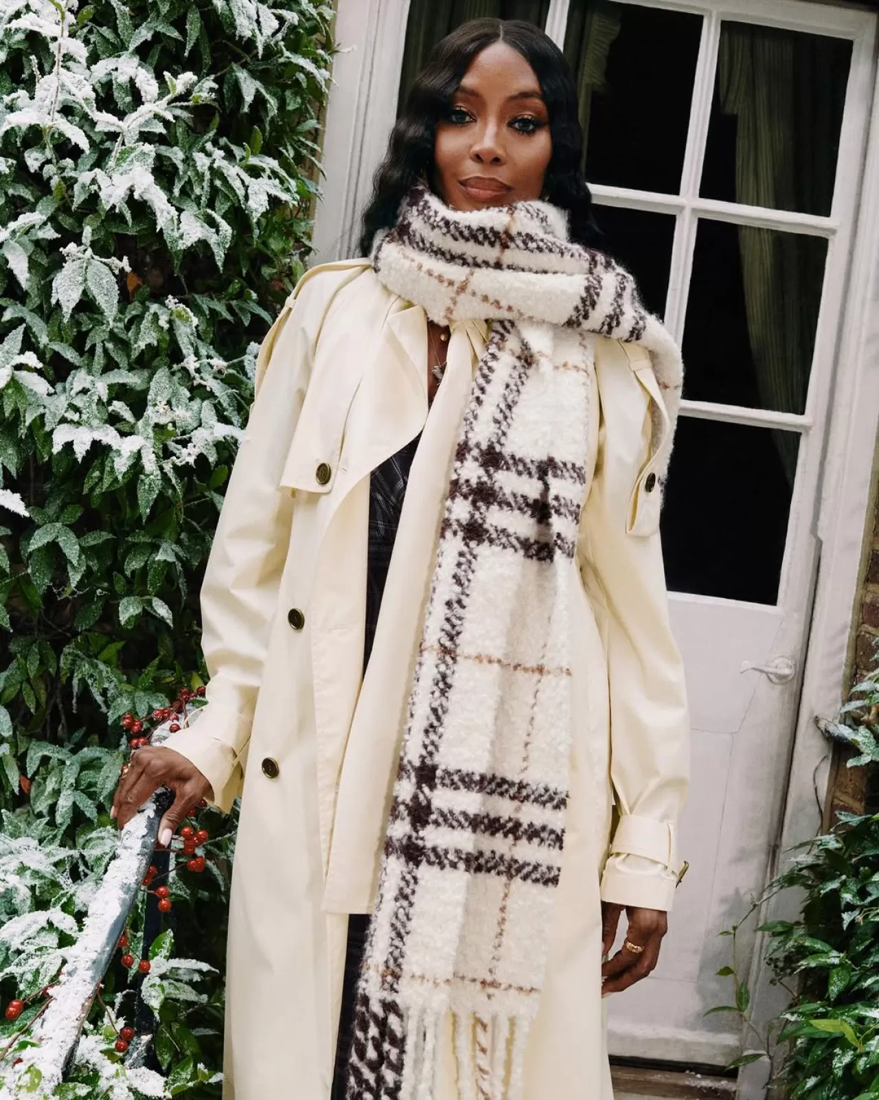Naomi Campbell, Burberry Trench Coat ve Atkı ile Karlı Manzarada Görüntülendi