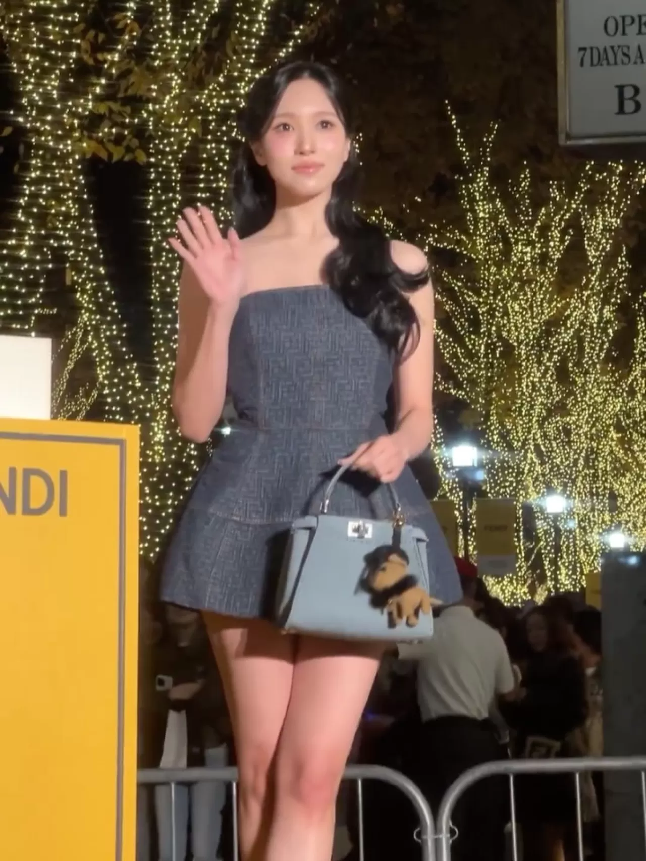 Mina Fendi Japonya'da Aydınlatma Törenine Katıldı