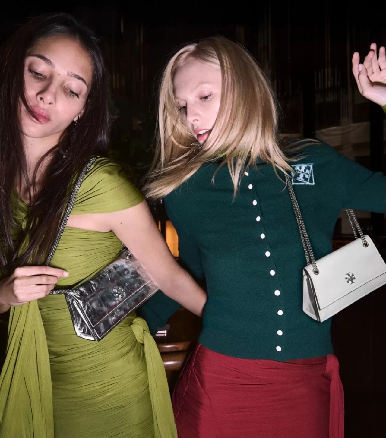 Tory Burch, Yeni Tatil Koleksiyonu İçin Yasmin Wijnaldum ve Alex Consani'yi Ağırladı