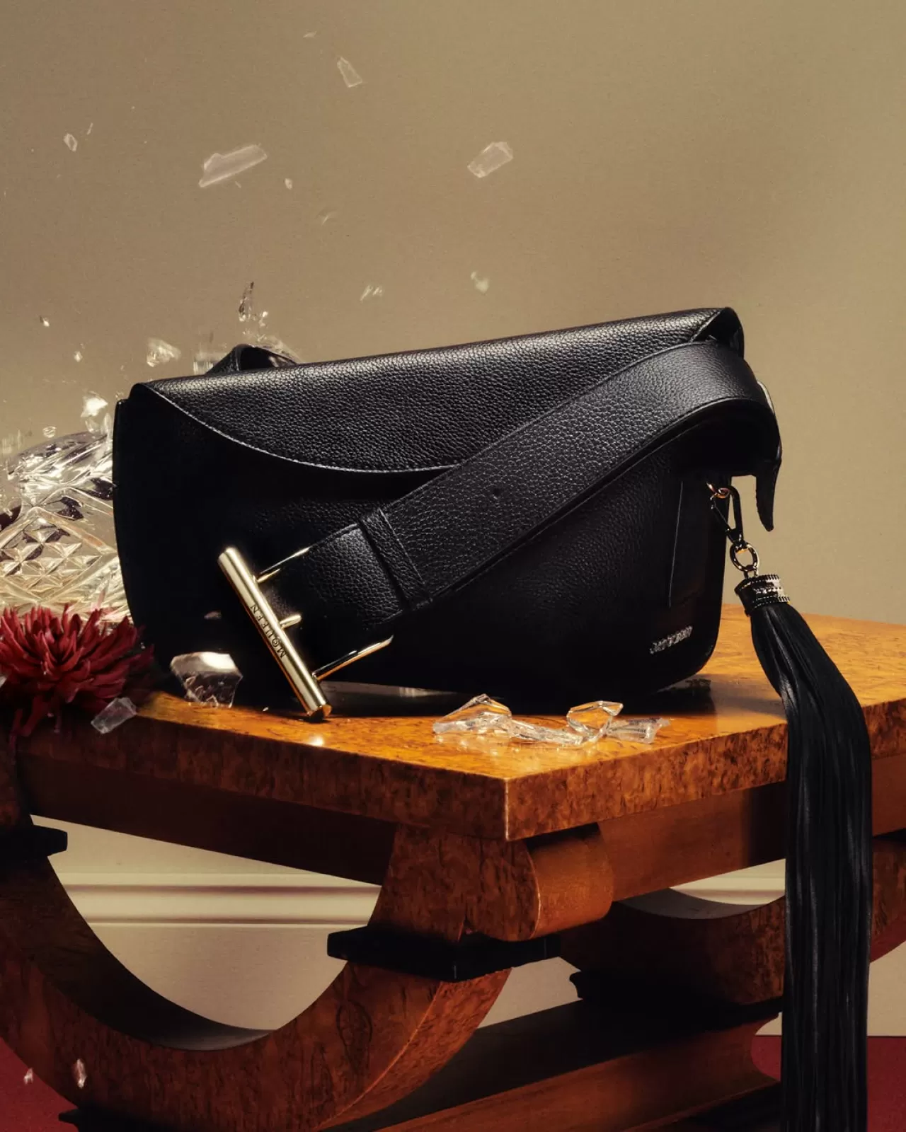 Alexander McQueen'un Yeni Tatil Aksesuar Koleksiyonu: Modern Silüetler ve Dikkat Çeken Detaylar