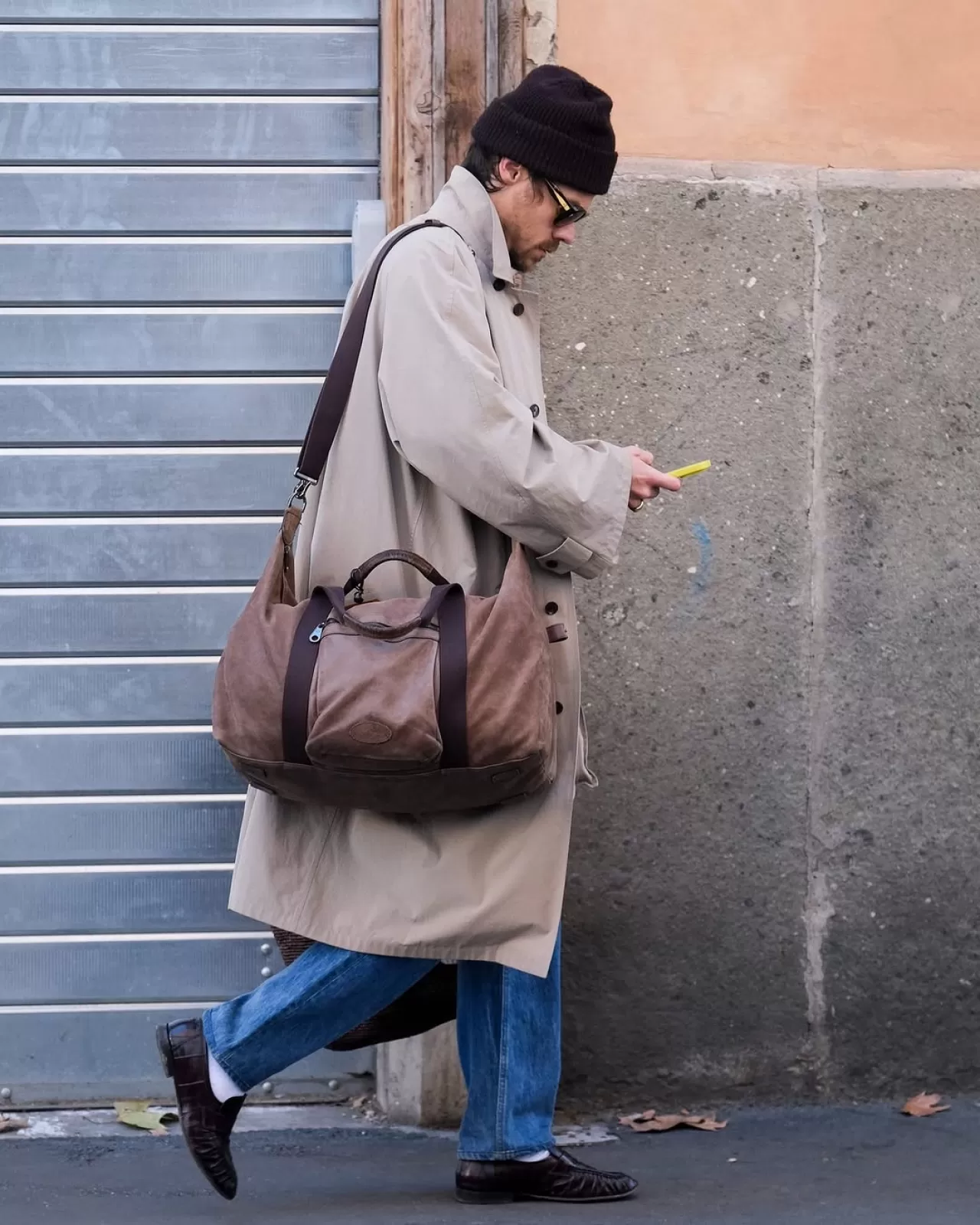 Harry Styles, Londra'da Soğuk Havaya Karşı Katmanlı Stiliyle Dikkat Çekti