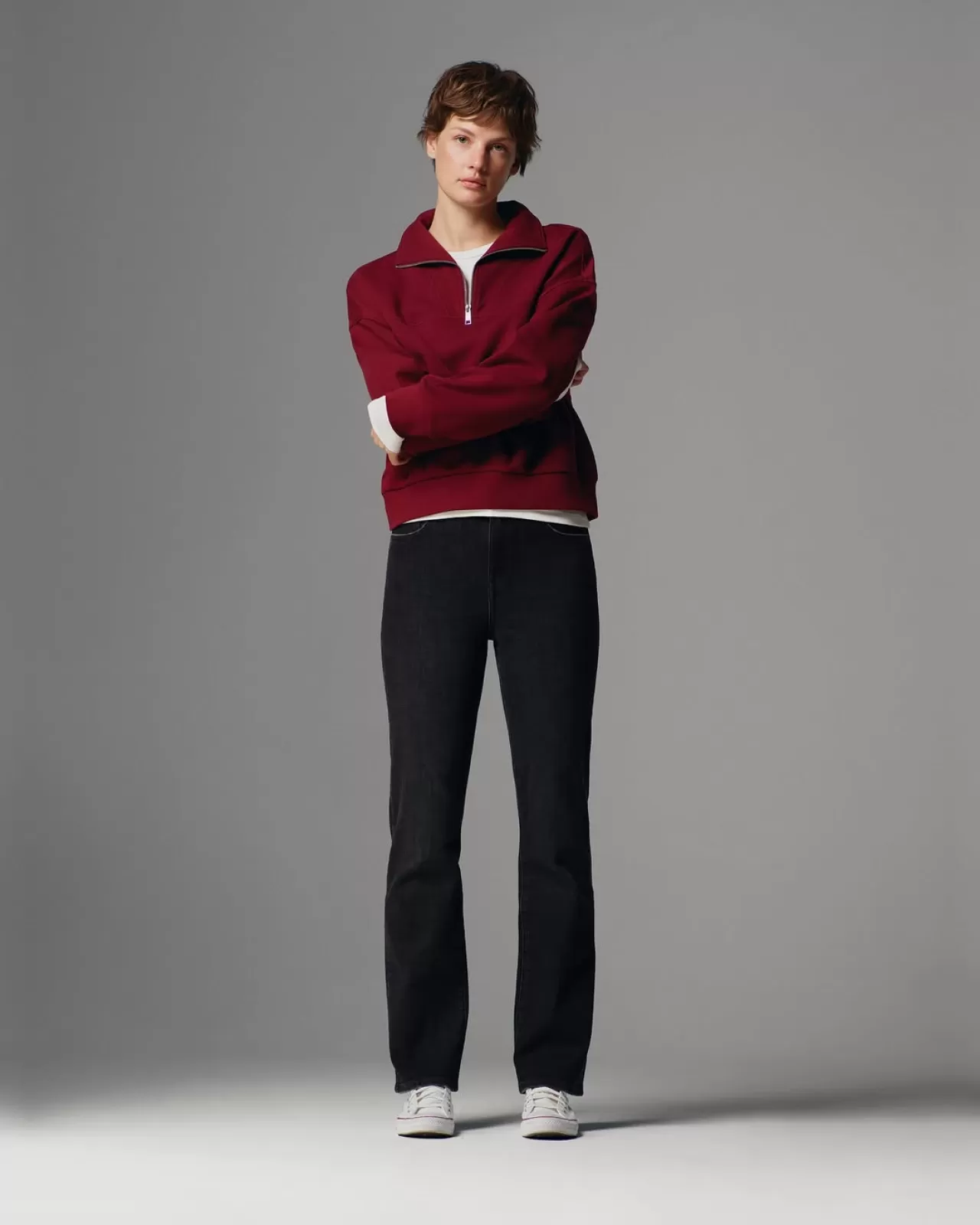 Colins'tan Kış Trendi: Bordo ve Siyah Denim Kombinasyonu Öne Çıkıyor