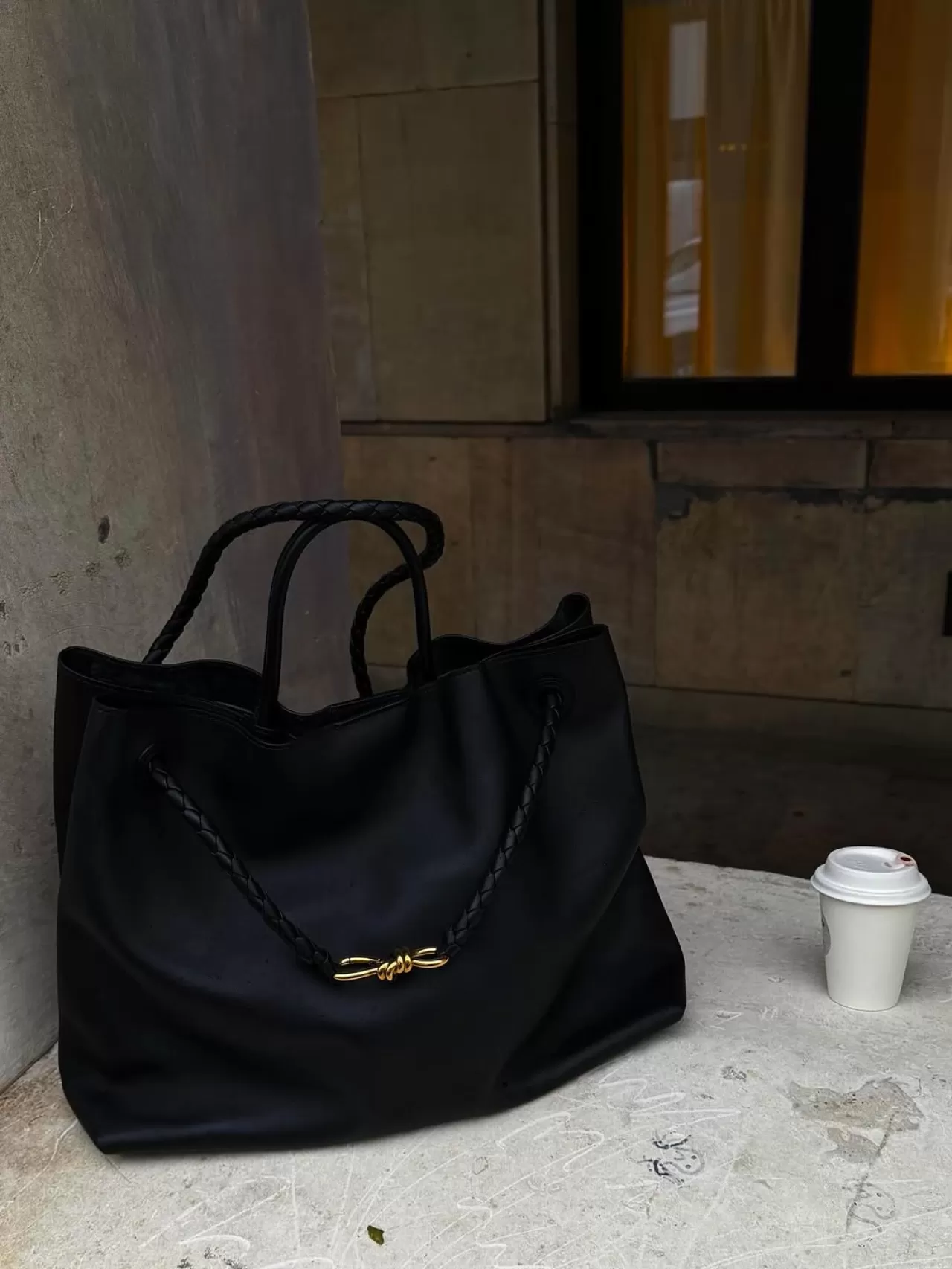 Bottega Veneta'dan Yeni 'Large Andiamo' Çantası Piyasaya Çıktı
