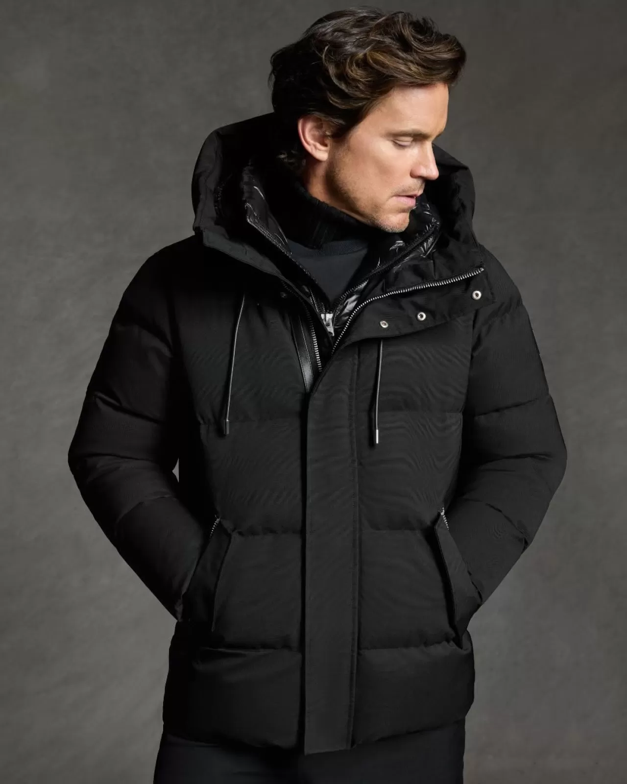 Matt Bomer, Mackage'ın Teknolojik Kışlık Tasarımını Giyindi