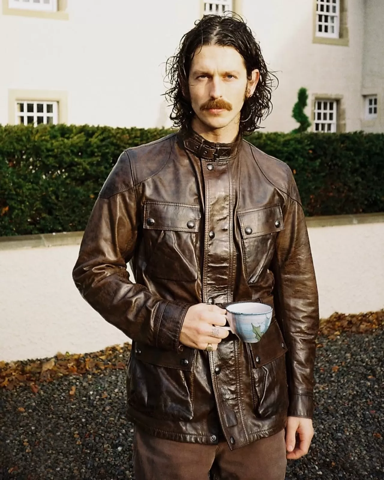 Belstaff'ın İkonik Trialmaster Ceketi, Dayanıklılığı ve Zamansız Tasarımıyla Öne Çıkıyor