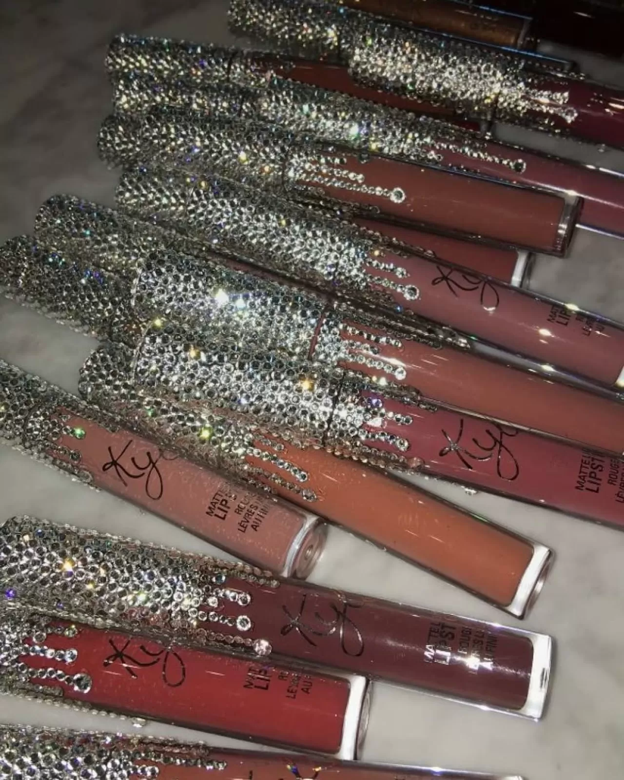 Kylie Cosmetics'ten Yeni Ruj Tonları ve Siber Pazartesi İndirimi