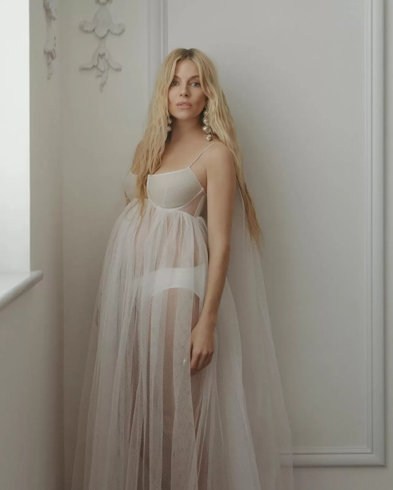 Givenchy'nin Tasarımıyla Sienna Miller, 2025 Moda Ödülleri'nde Sahneye Çıktı