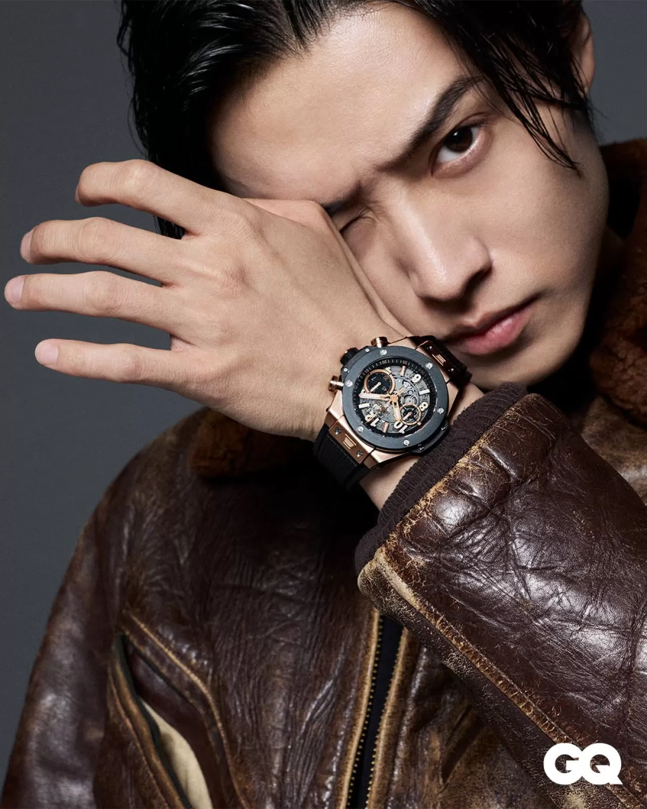 山﨑賢人、ウブロの新作時計でスタイリッシュな魅力を披露