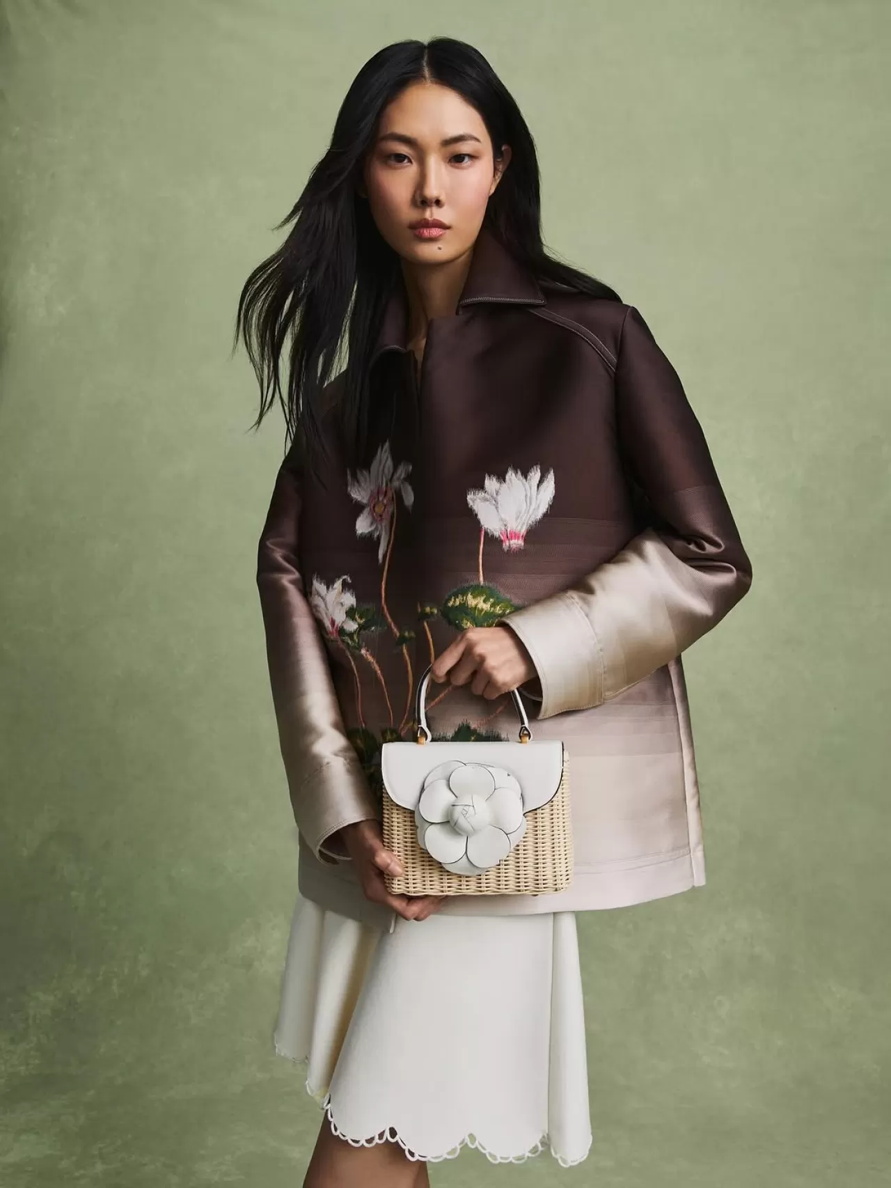 Oscar de la Renta'nın 2026 İlkbahar Koleksiyonu: Koyu Kırmızı Çiçeklerin Gölge Oyunu