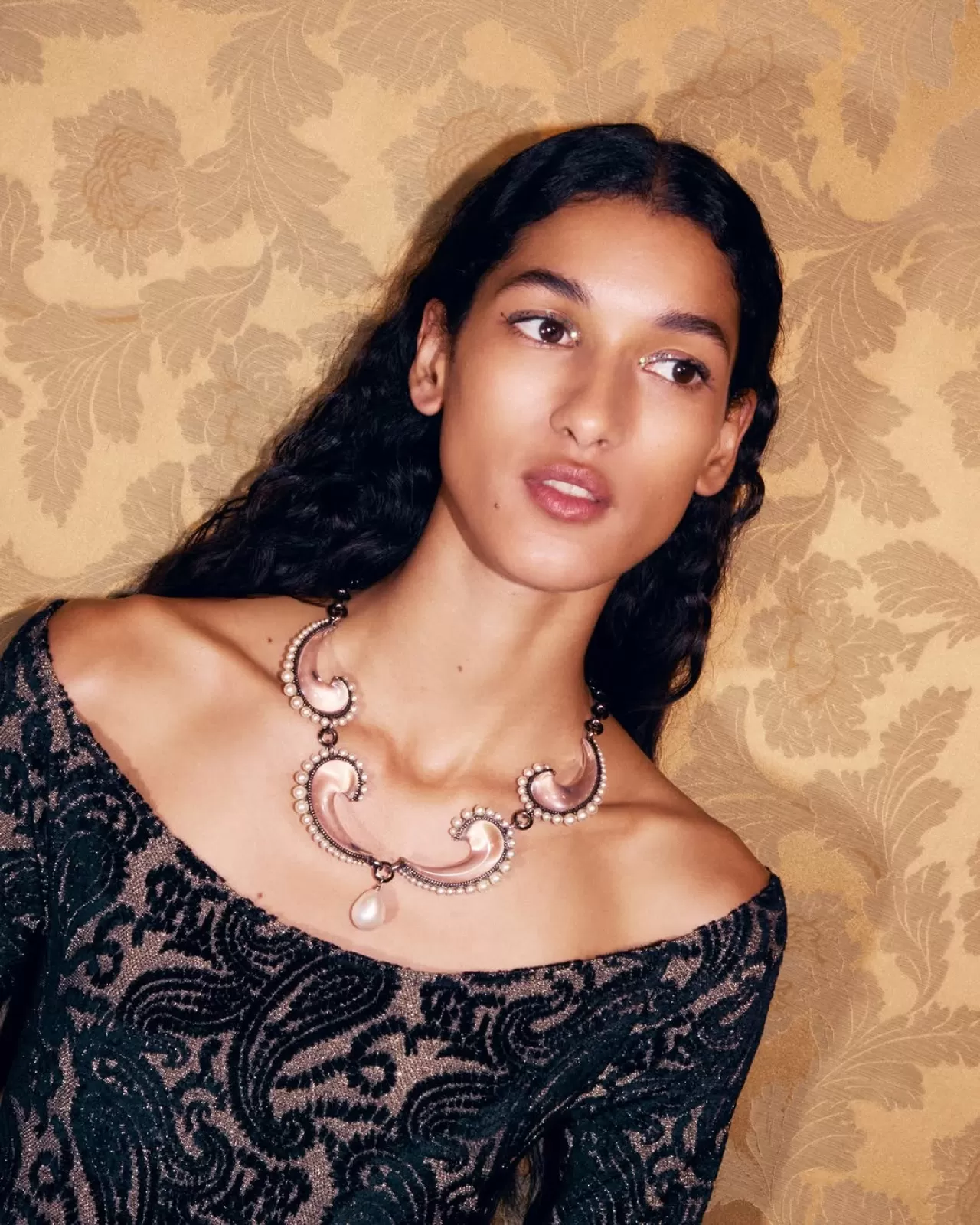 Etro'nun Yeni Tatil Koleksiyonu: İpeksi Paisley Desenler ve Kristal Detaylarla Şölen