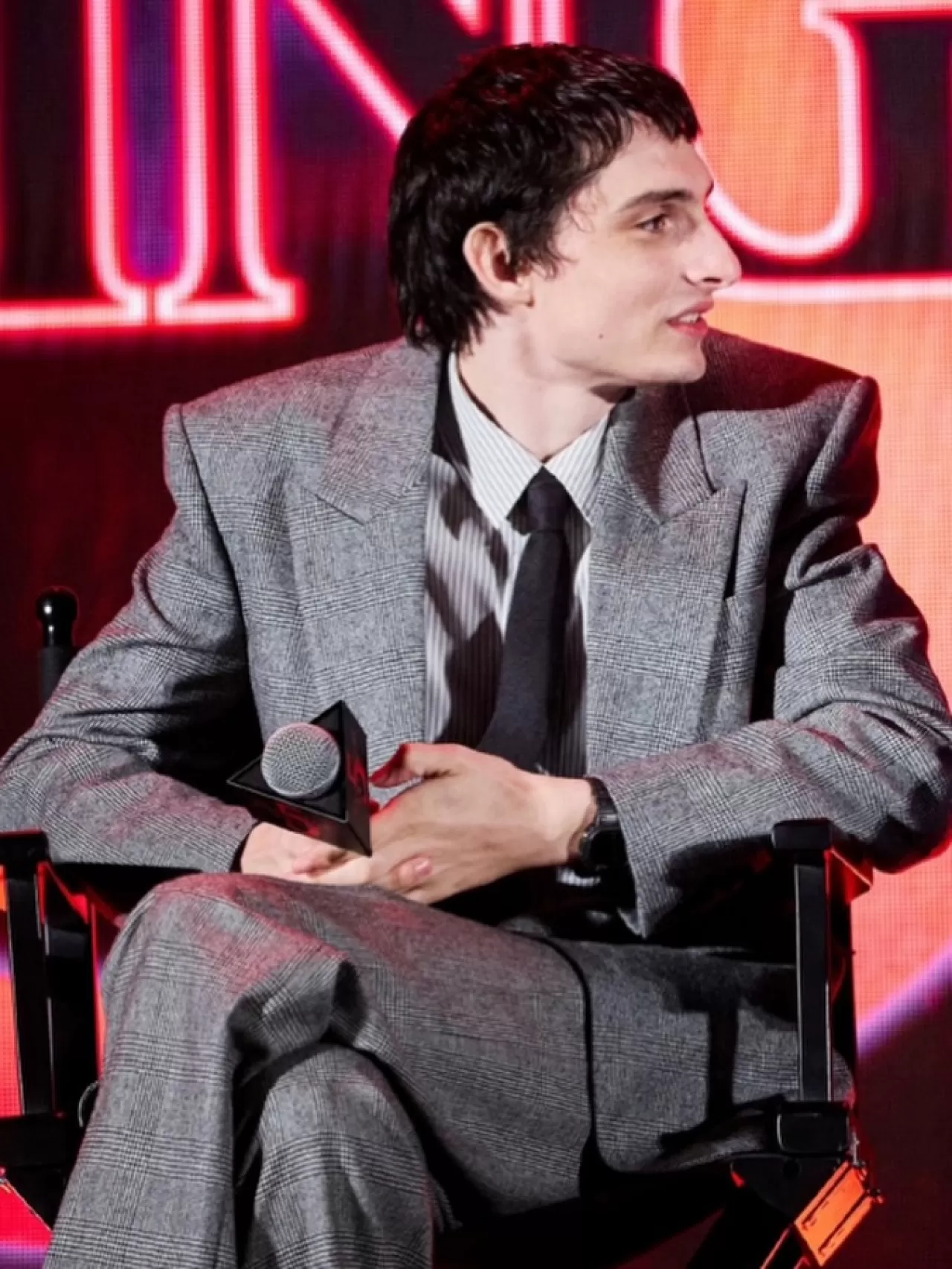 Finn Wolfhard, Stranger Things Promosyonu için Tokyo'da YSL Kıyafeti ile Dikkat Çekti