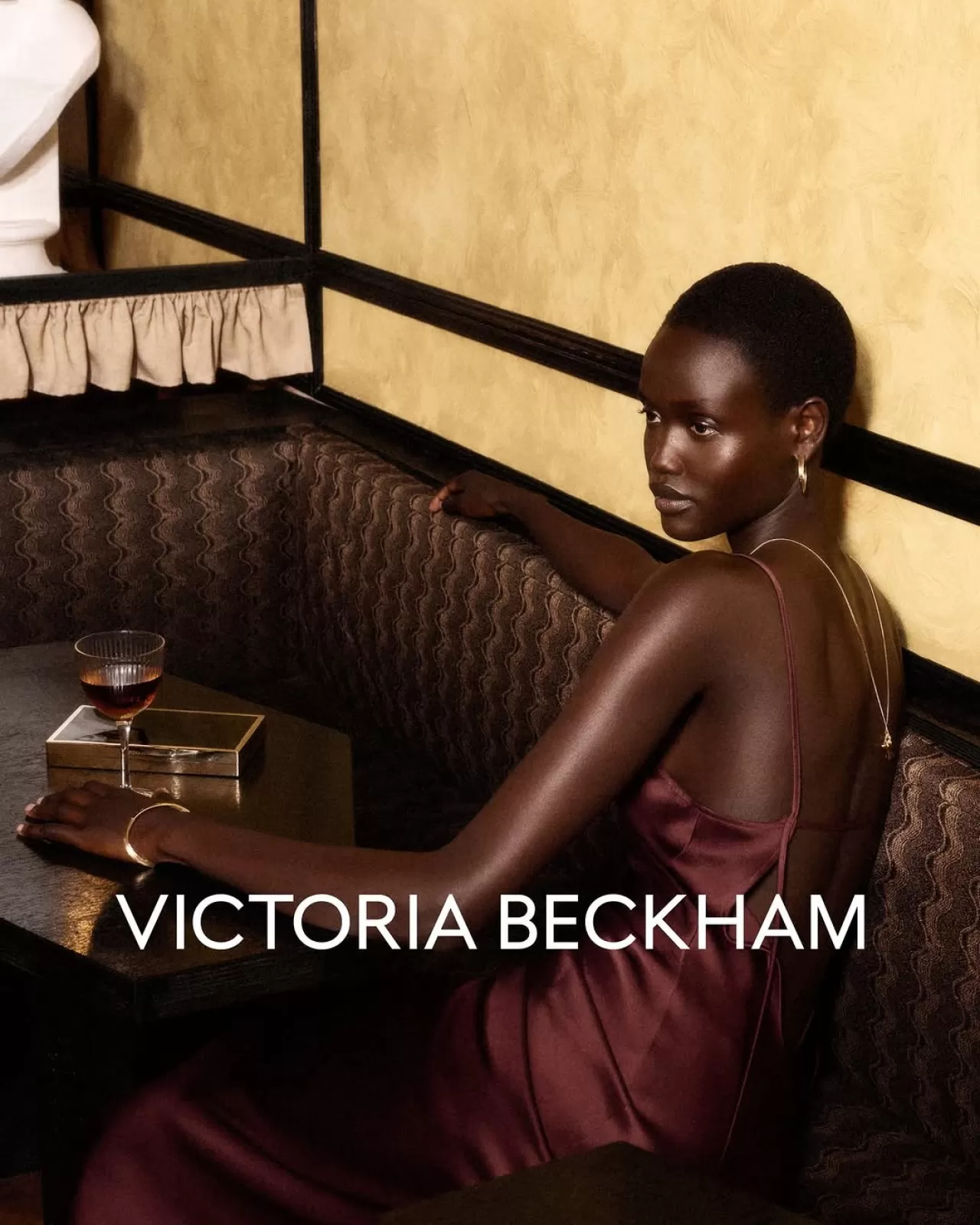 Victoria Beckham'dan Sezonun Öne Çıkan Trendi: Kırmızı Slip Elbise