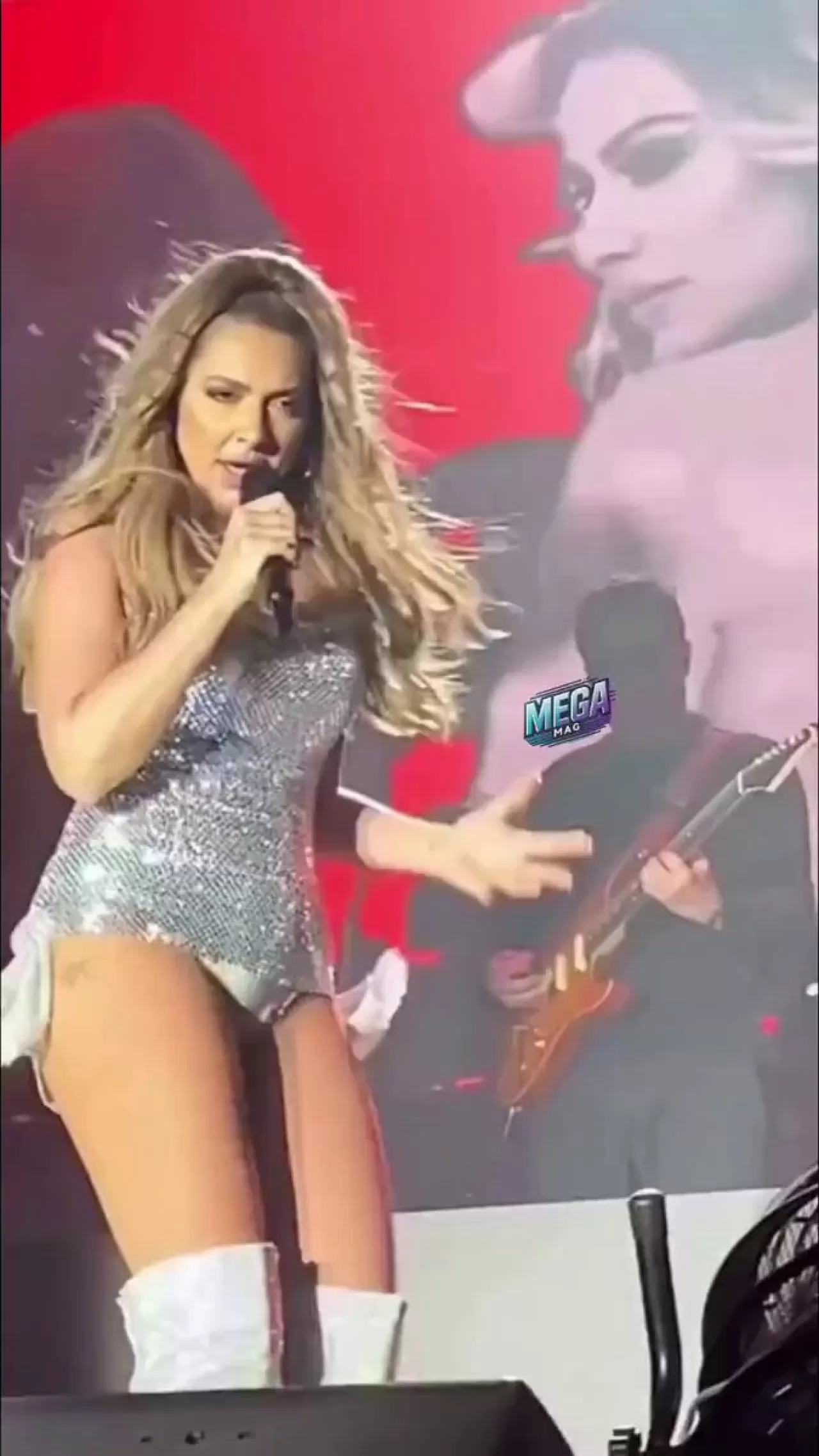 Hadise'nin Sahne Performansı Sosyal Medyada Tartışma Yarattı