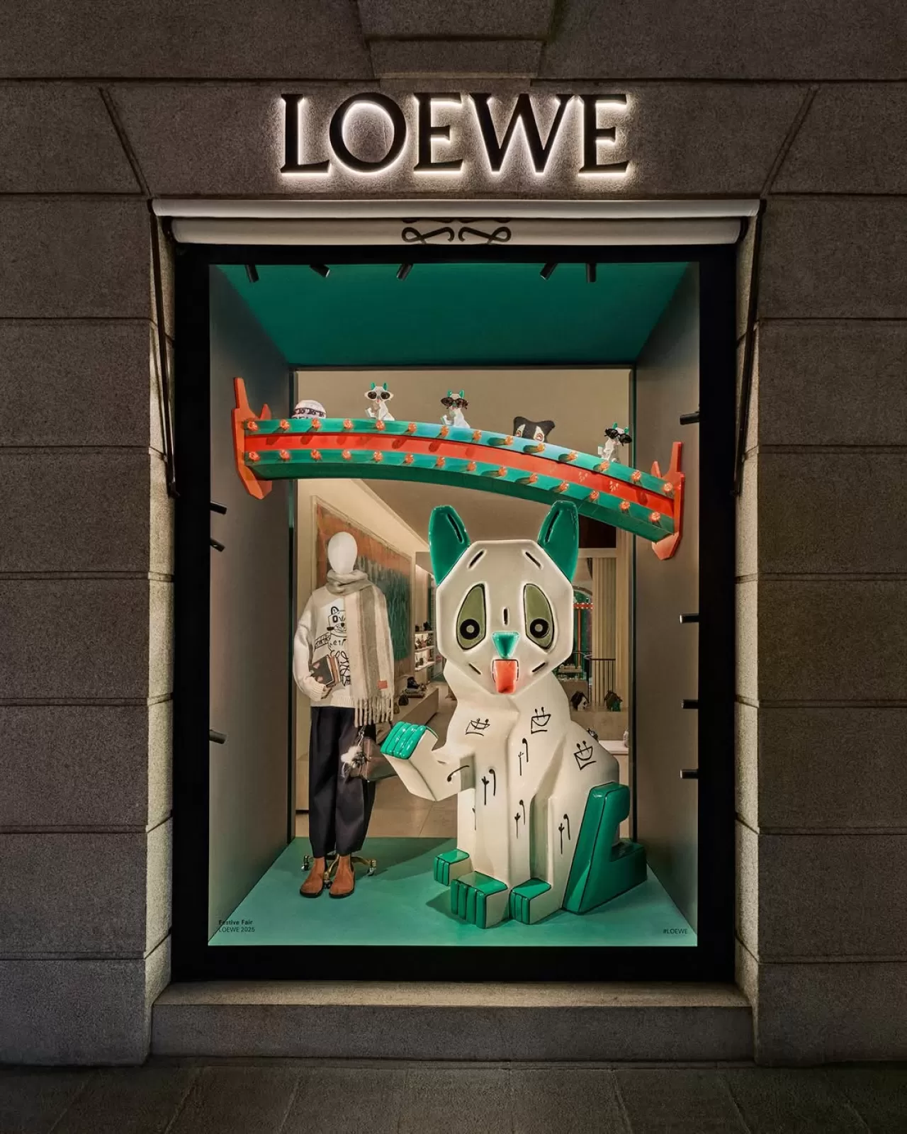 LOEWE, Louis Wain'ın Eserlerinden Esinlenen Tatil Koleksiyonu ile Mağaza Vitrinlerini Süslüyor
