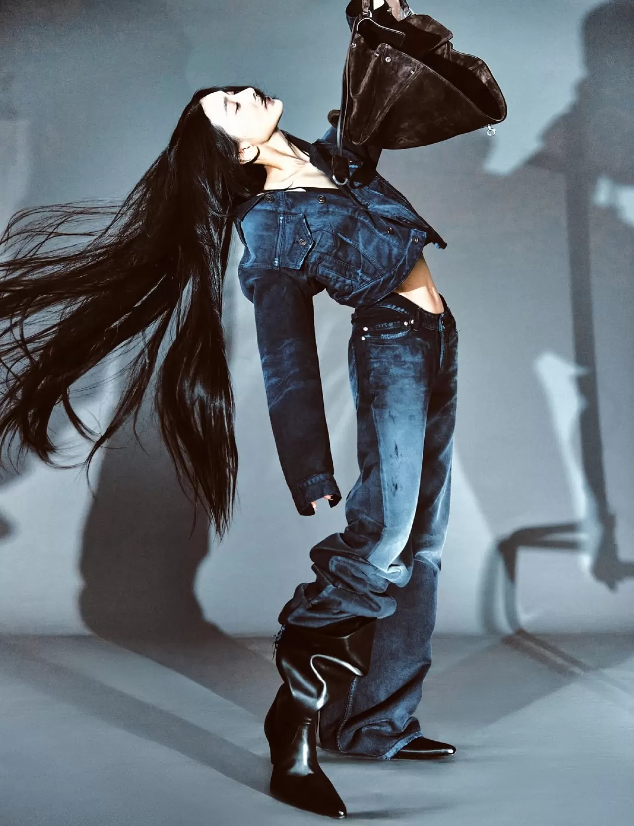 Kim Seo-hyung, Balenciaga ile Dazed Korea'nın Kış Sayısında Yer Aldı